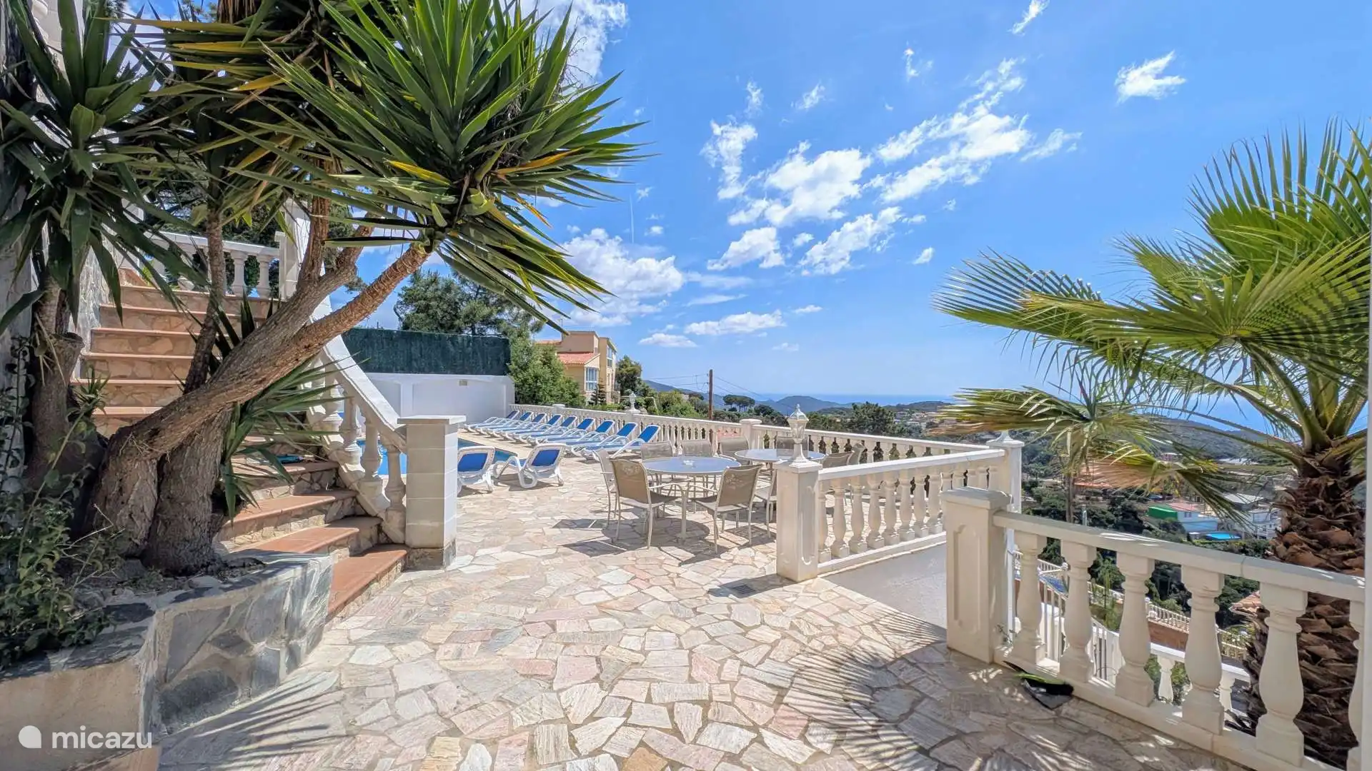 Von rechts sieht man die Treppe von der Casita zu diesem Stockwerk, über die linke Treppe hinauf erreicht man das große Haus