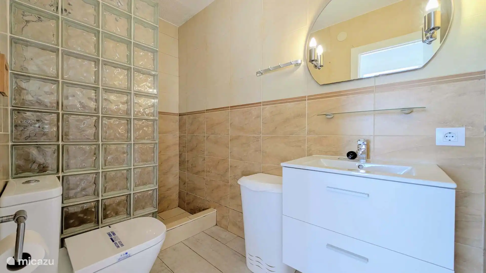 Badezimmer 4 befindet sich in der Casita und ist für die Gäste der Schlafzimmer 7, 8 und 9 gedacht