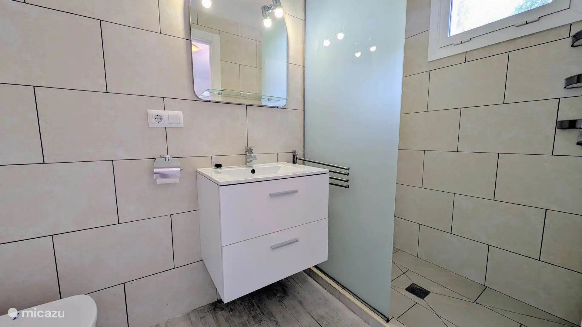 Badezimmer 2 befindet sich im Haus als Bad zum zweiten Schlafzimmer