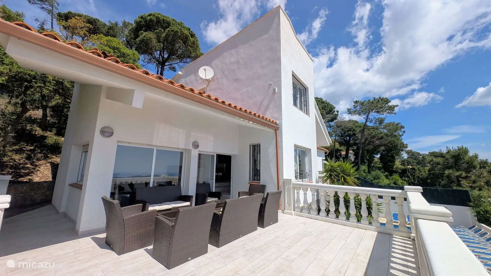 Diese Terrasse befindet sich an der Seite des Wohnzimmers