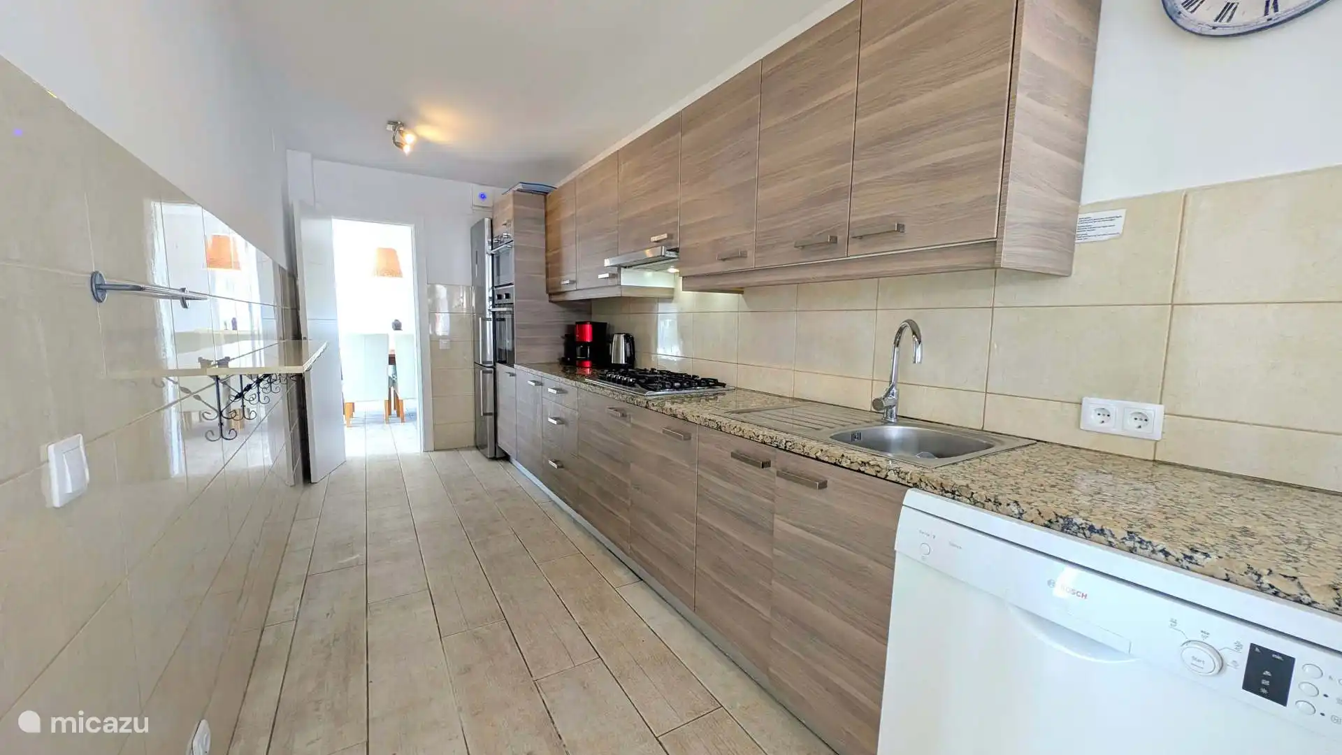 Einerseits angrenzend an das Wohnzimmer, andererseits erreicht man den Grillbereich durch die Küche