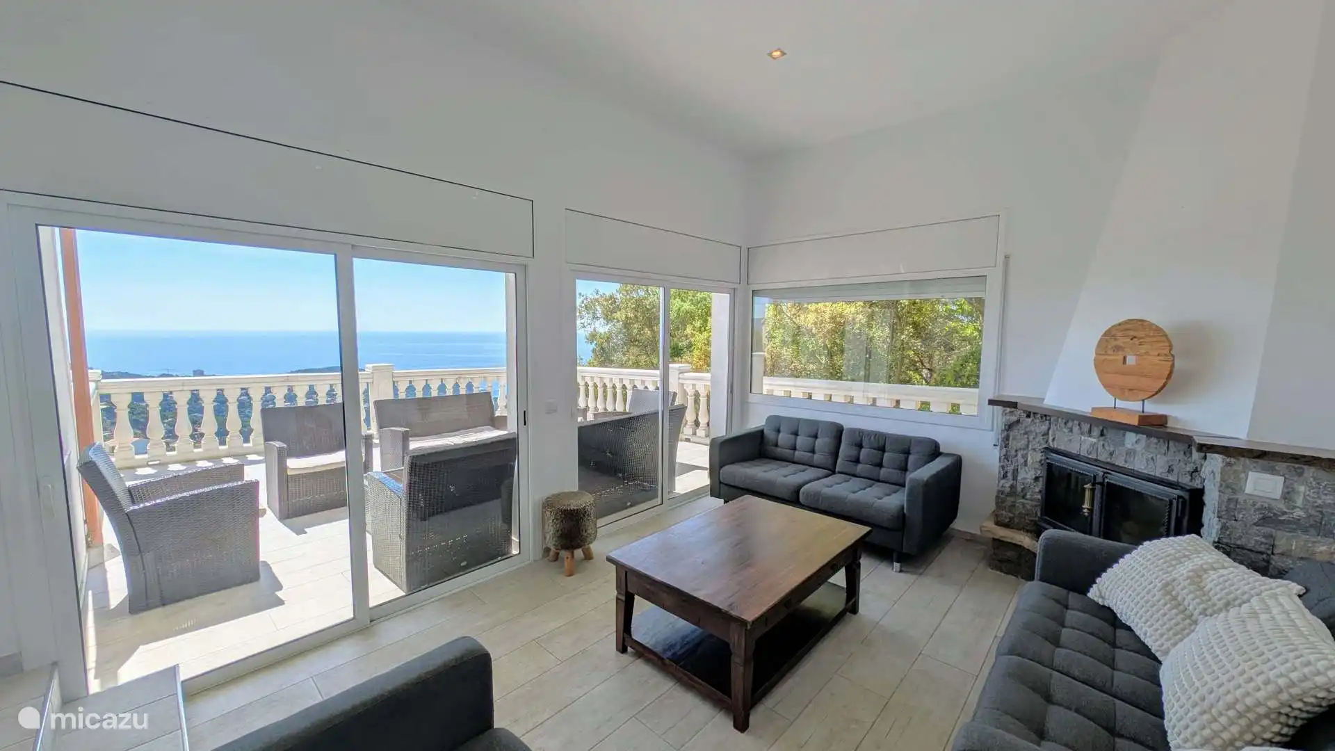 Wohnzimmer mit angrenzendem Balkon