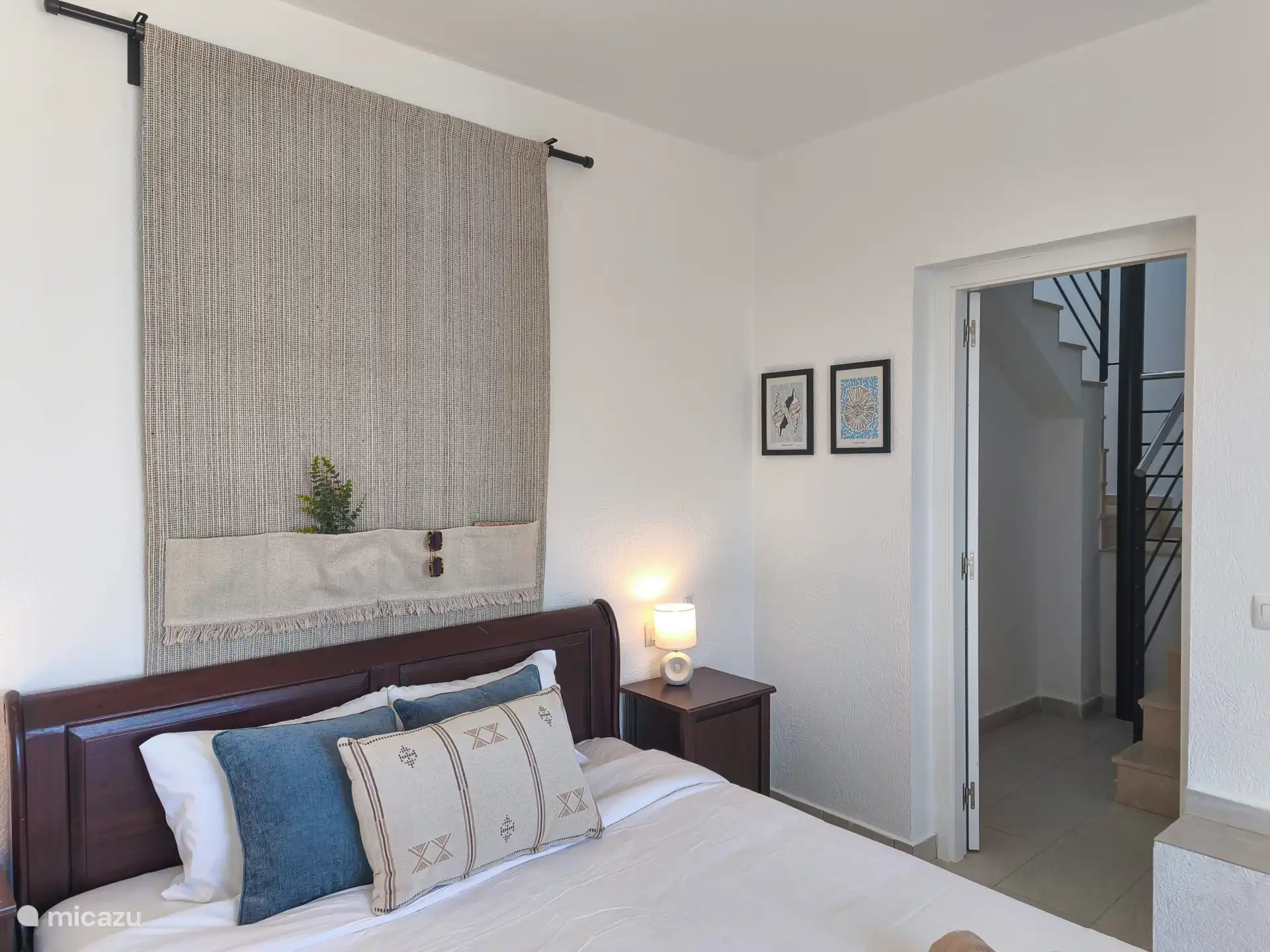 Dieses Schlafzimmer ist sehr komfortabel und verfügt über ein eigenes Badezimmer und Terrassentüren, die zur Poolterrasse führen