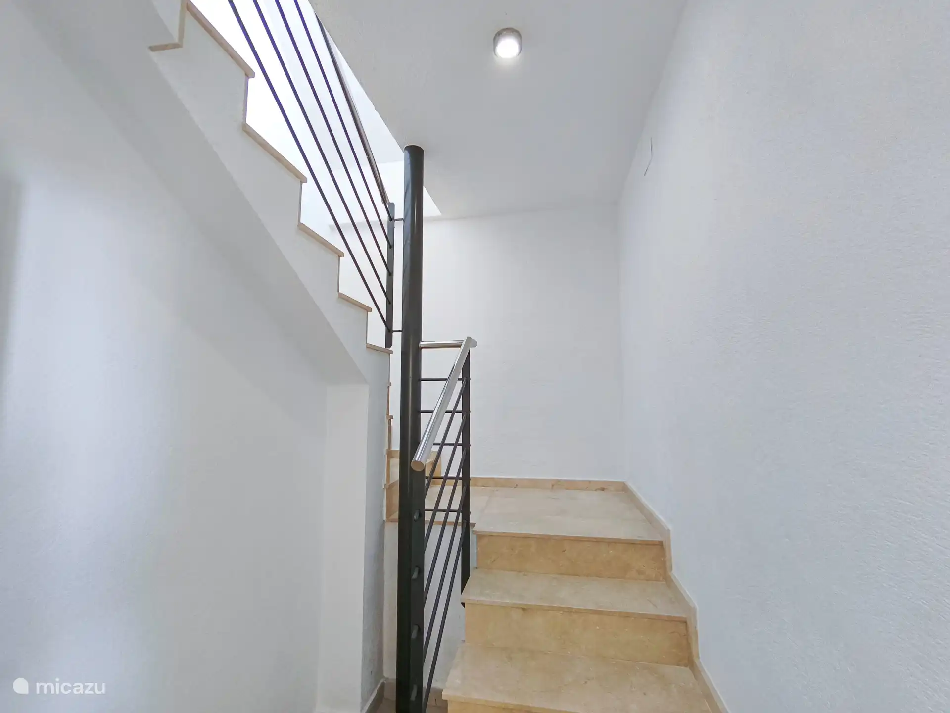 Das große Haus hat außerdem ein Schlafzimmer eine Etage tiefer, das man über eine weitere schöne Marmortreppe erreicht