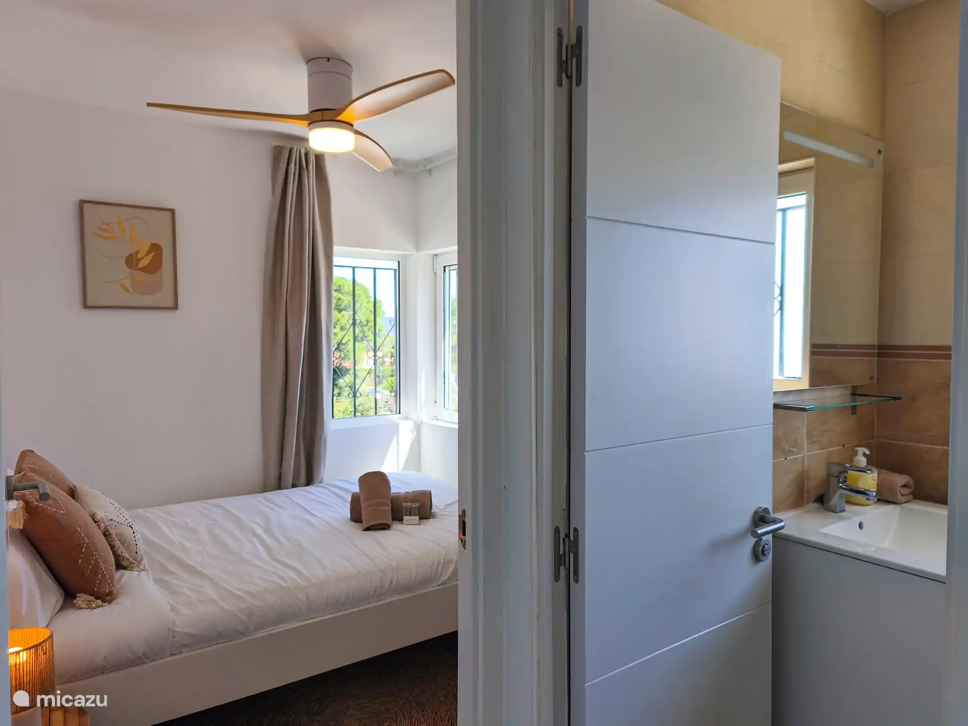 Das Schlafzimmer befindet sich neben dem Badezimmer auf dieser Etage