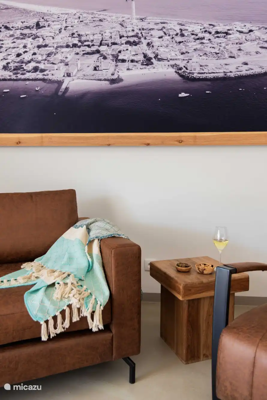 Woonkamer zithoek bank en fauteuil