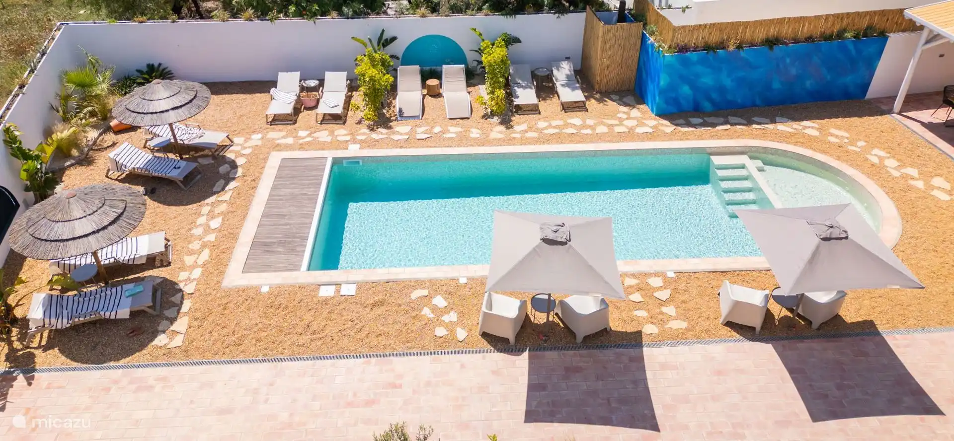 Gemeenschappelijk zwembad en tropische tuin Celebra a Vida Resort