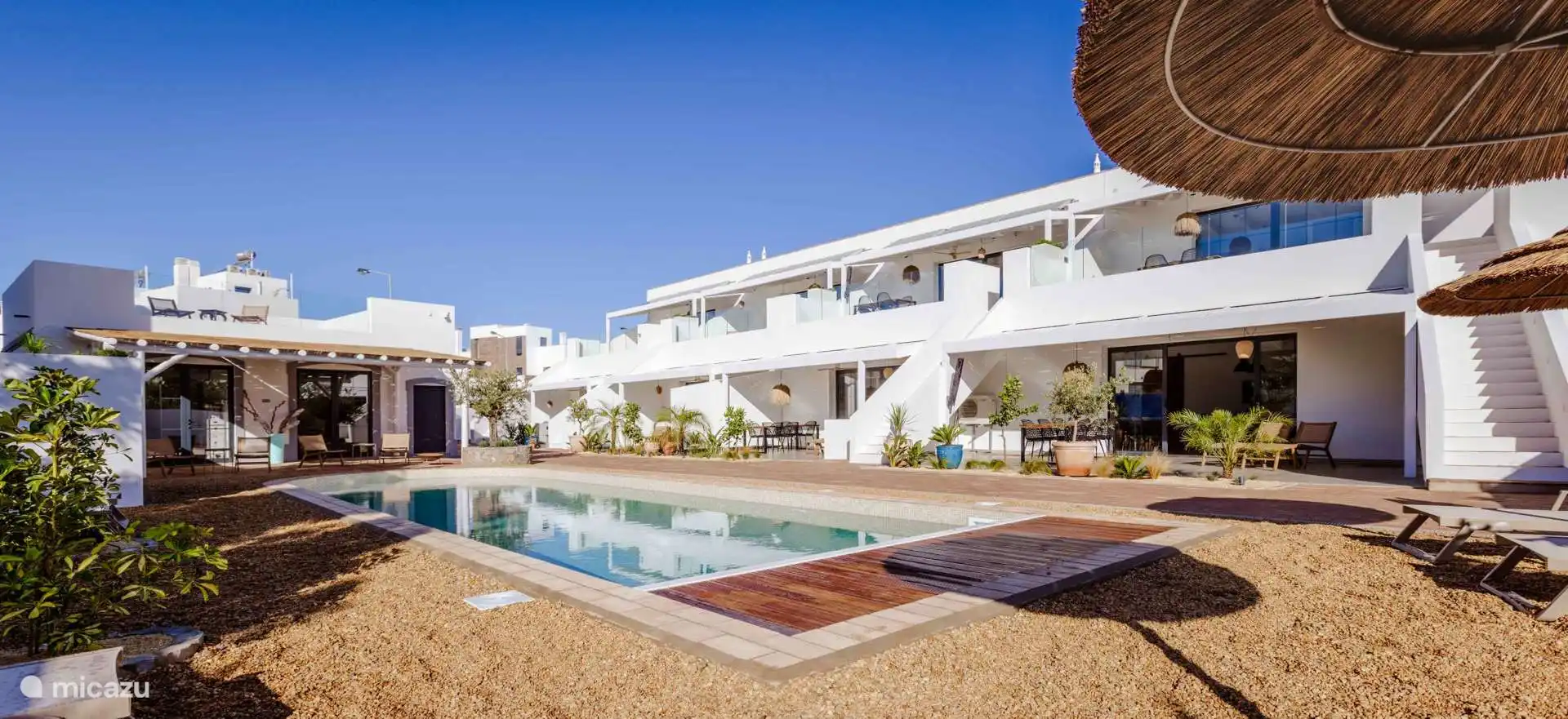 Gemeenschappelijk zwembad en tropische tuin Celebra a Vida Resort