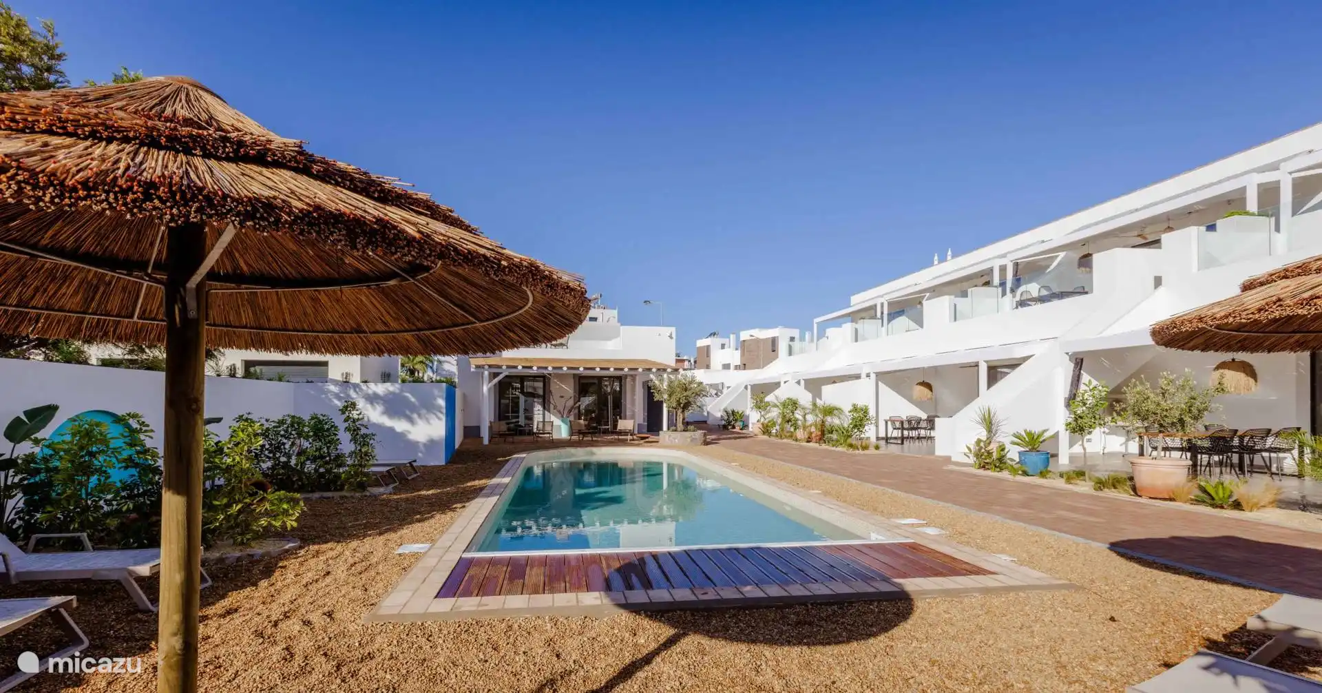 Gemeenschappelijk tuin en zwembad van Celebra A Vida Resort