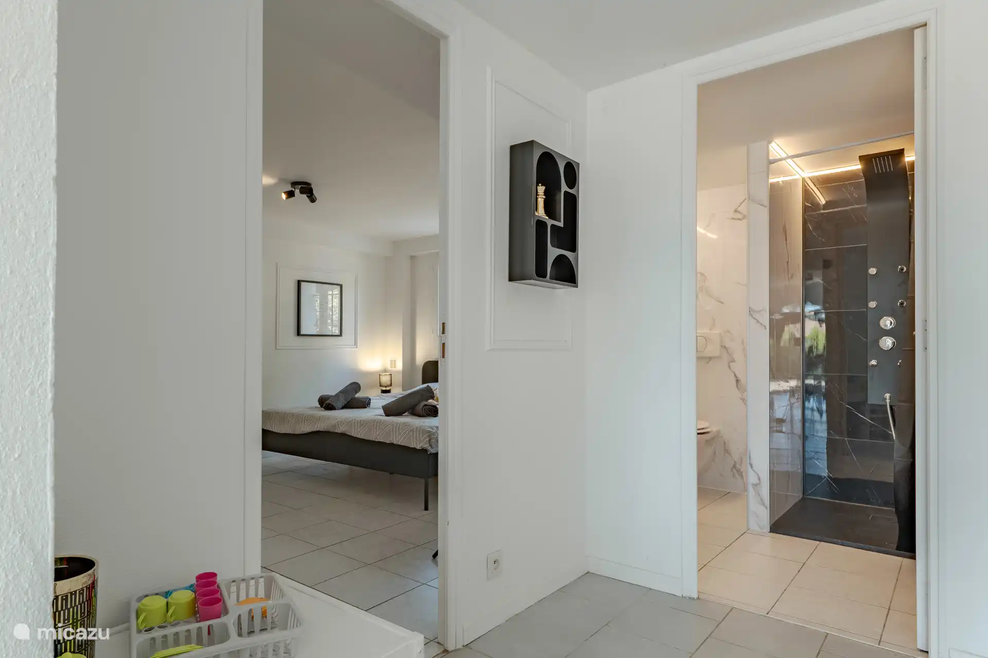 Slaapkamer links, douche rechts
