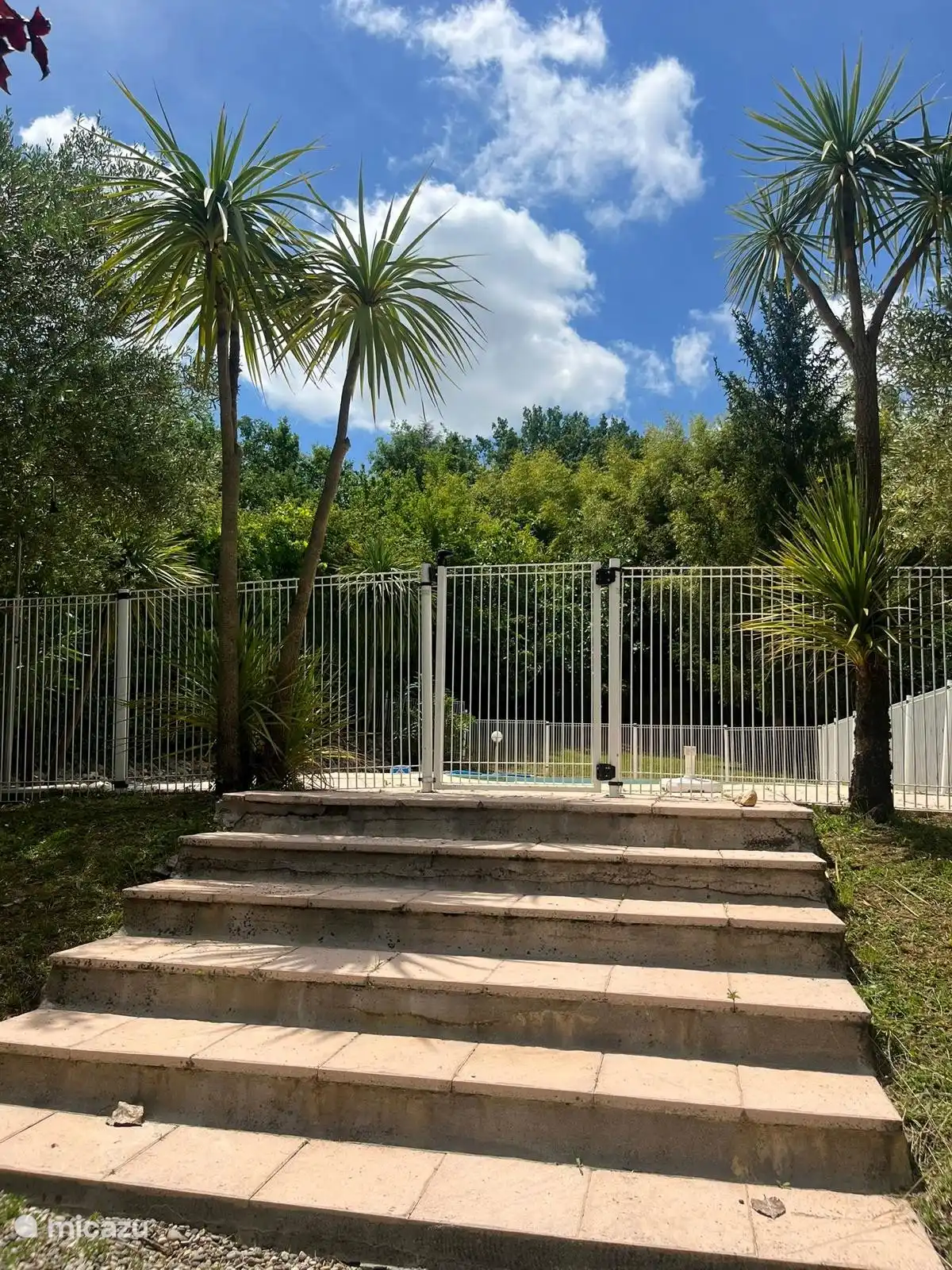 De trap naar het omheinde zwembad