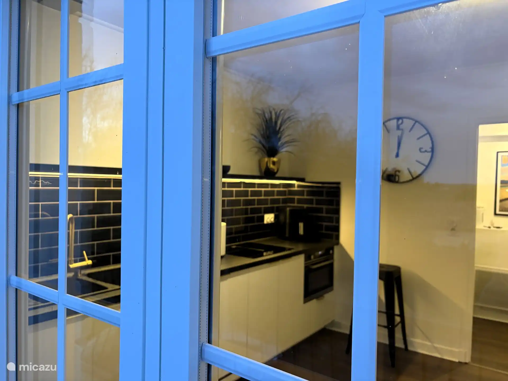 Keuken met openslaande deuren naar het terras