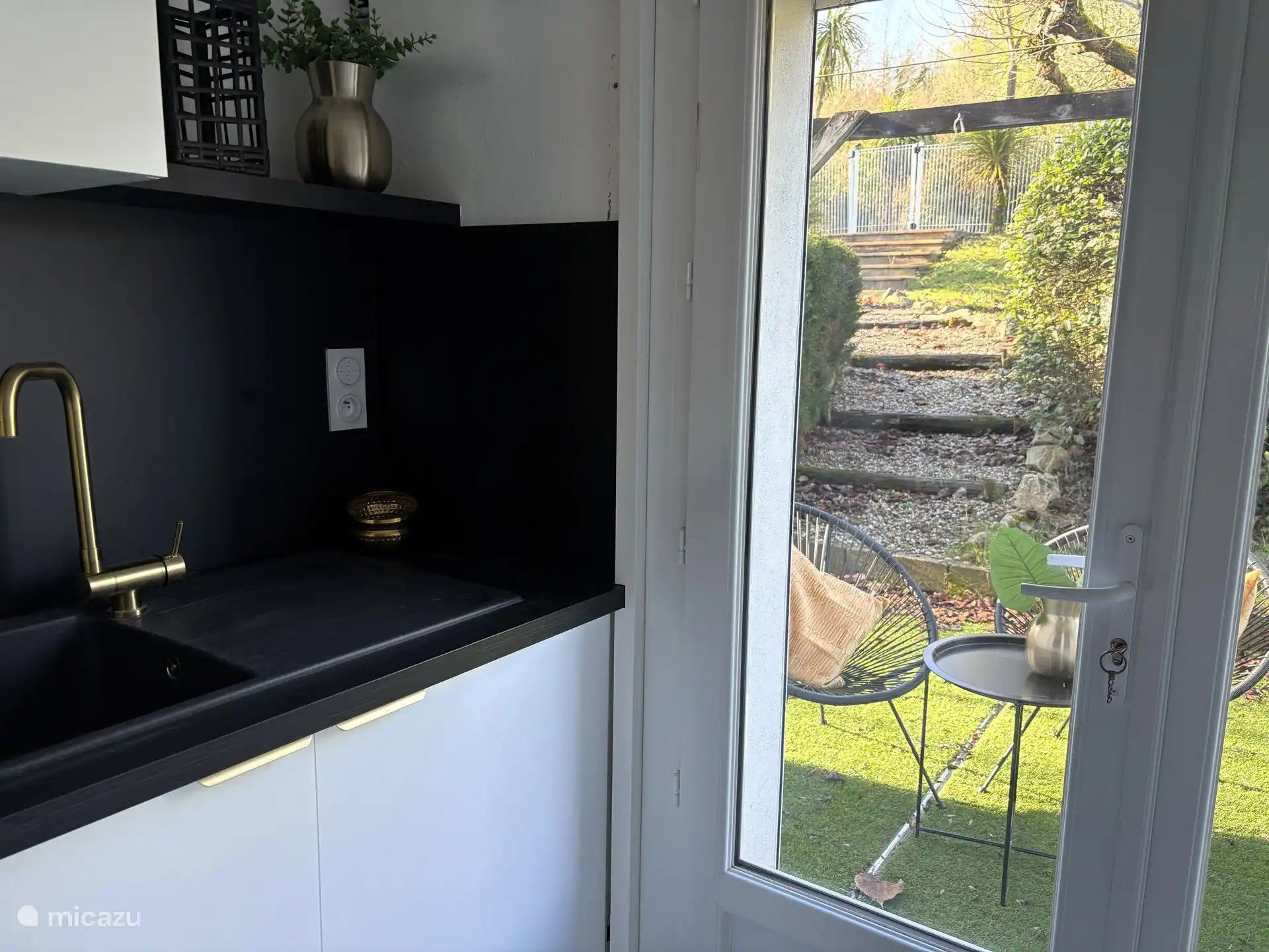 Keuken met openslaande deuren naar de tuin