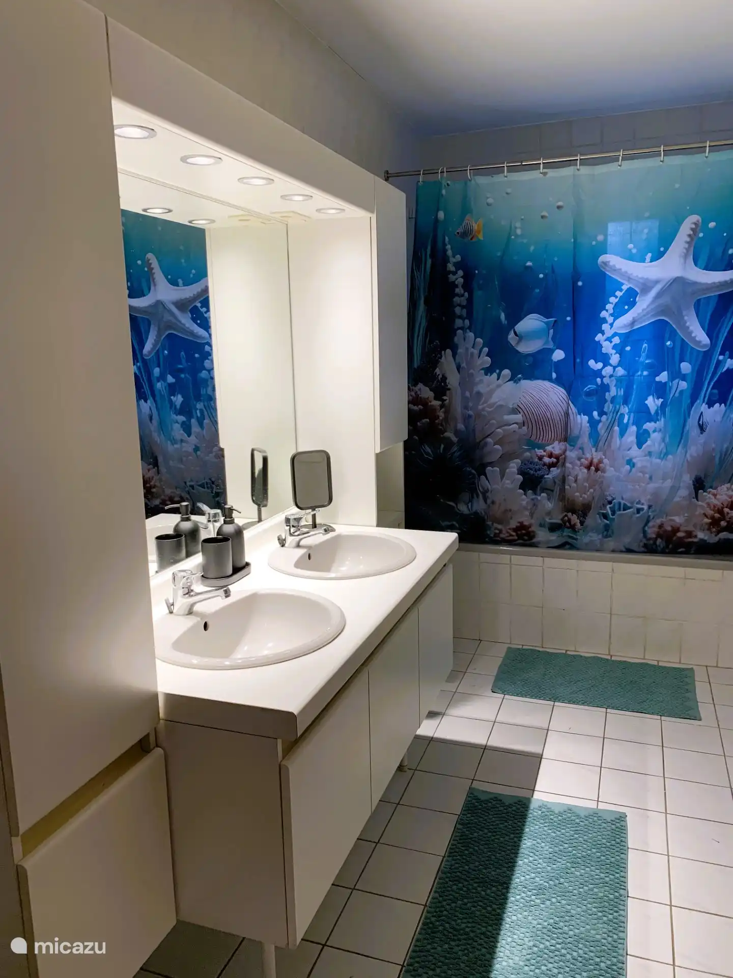 Badkamer 1: badkamer, 2 wastafels, WC