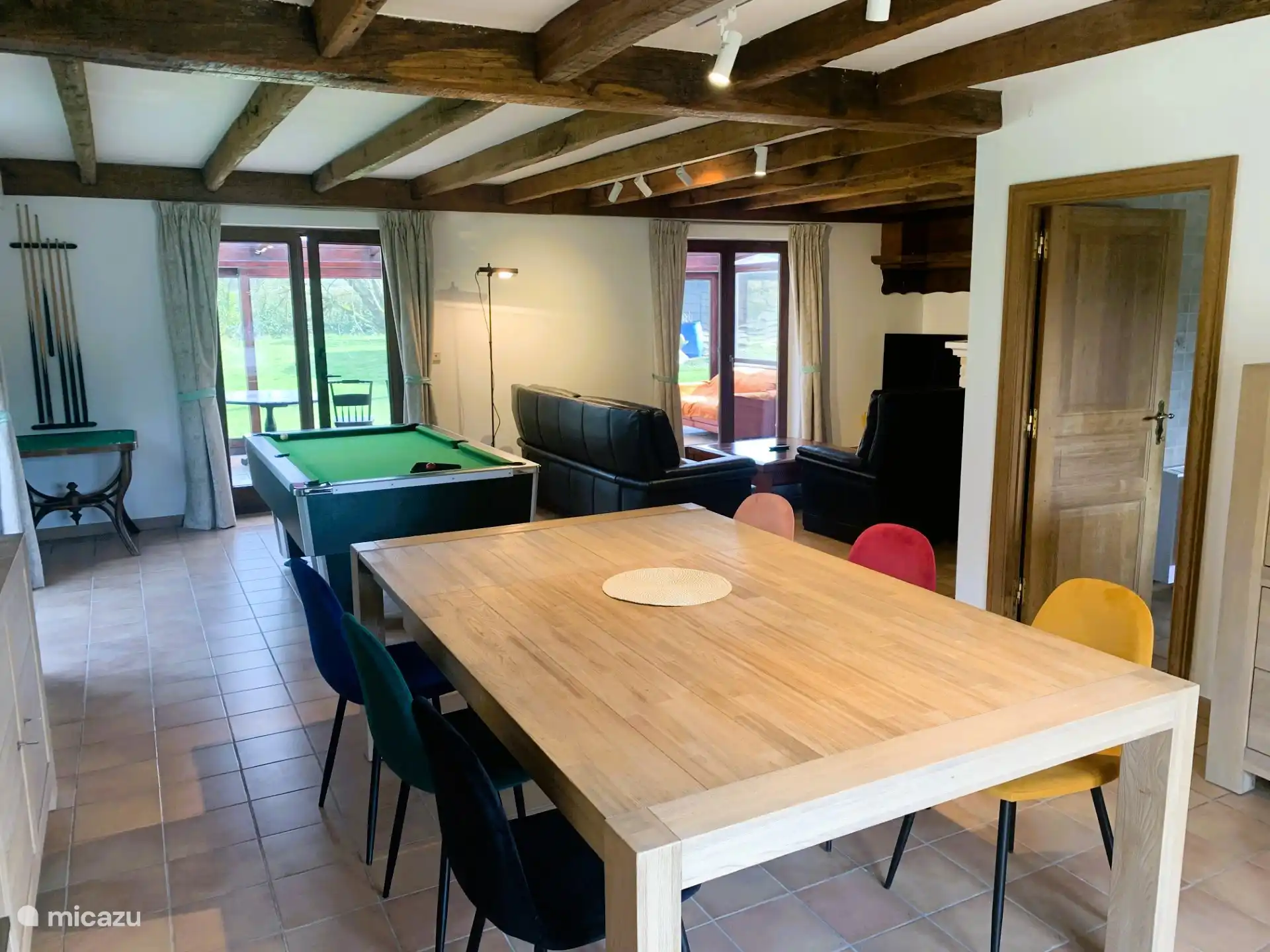 Eetkamer met biljart achterin en dan de woonkamer,