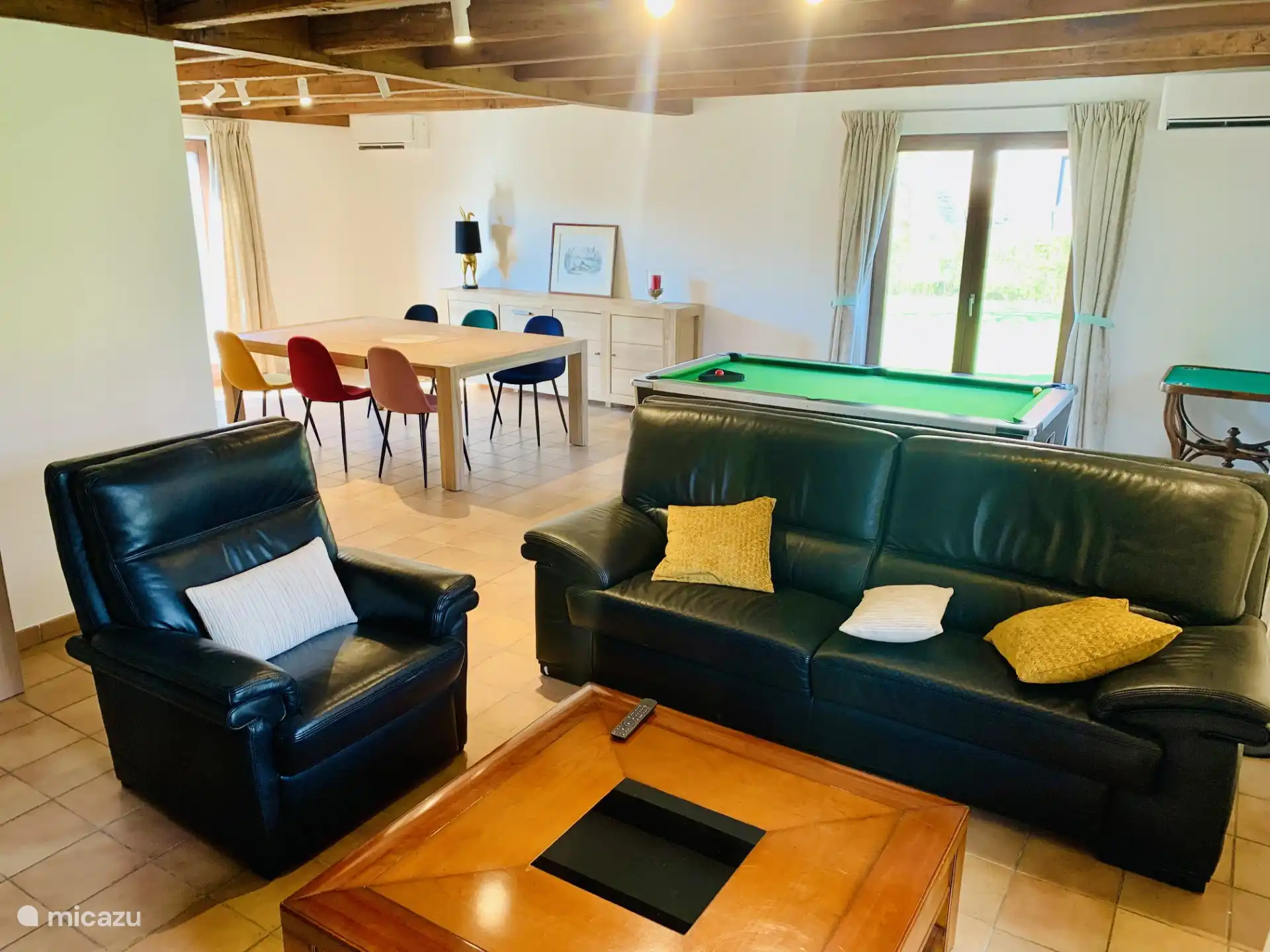 Woonkamer, biljart, eetkamer