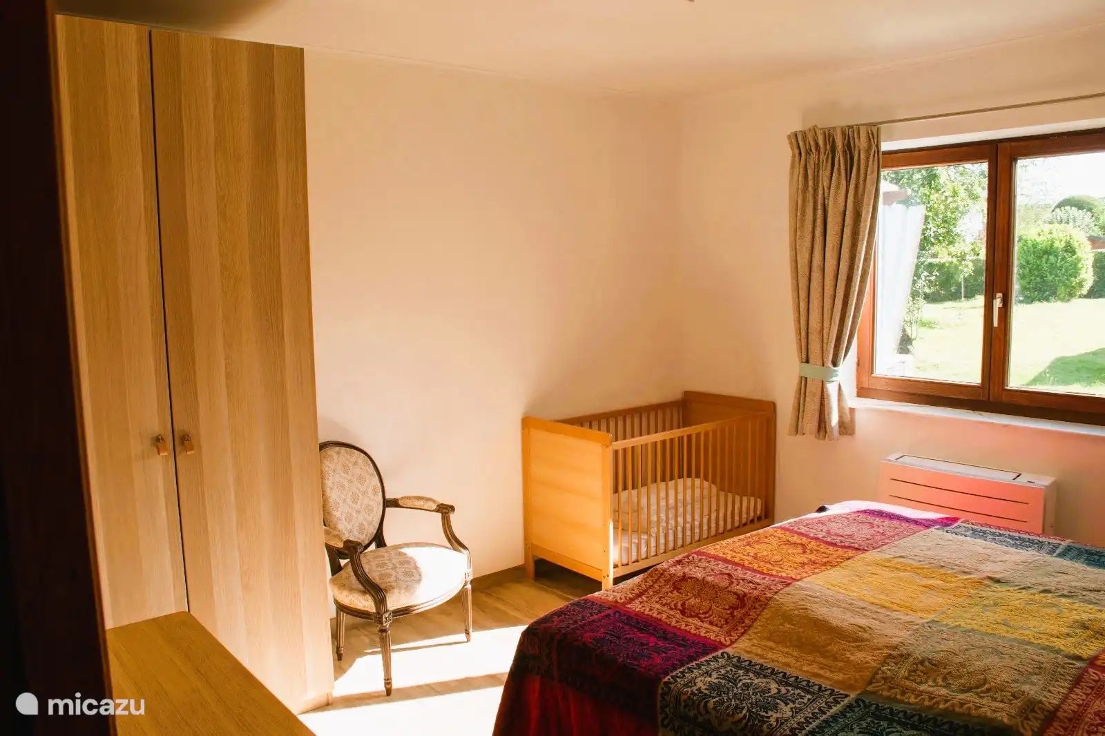 Slaapkamer 1, tweepersoonsbed, babybedje