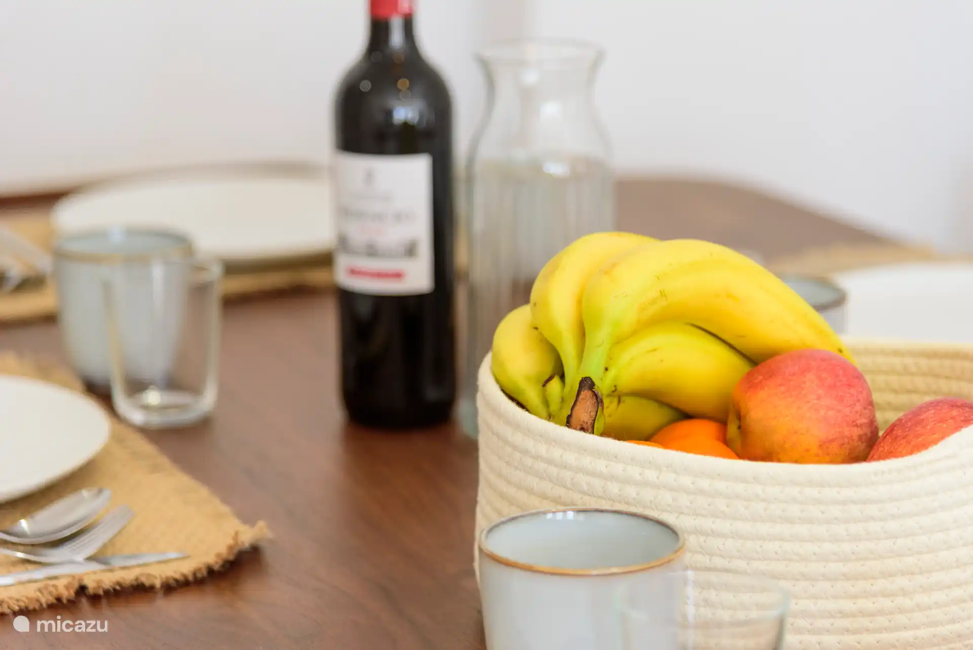 Vino y fruta en la mesa