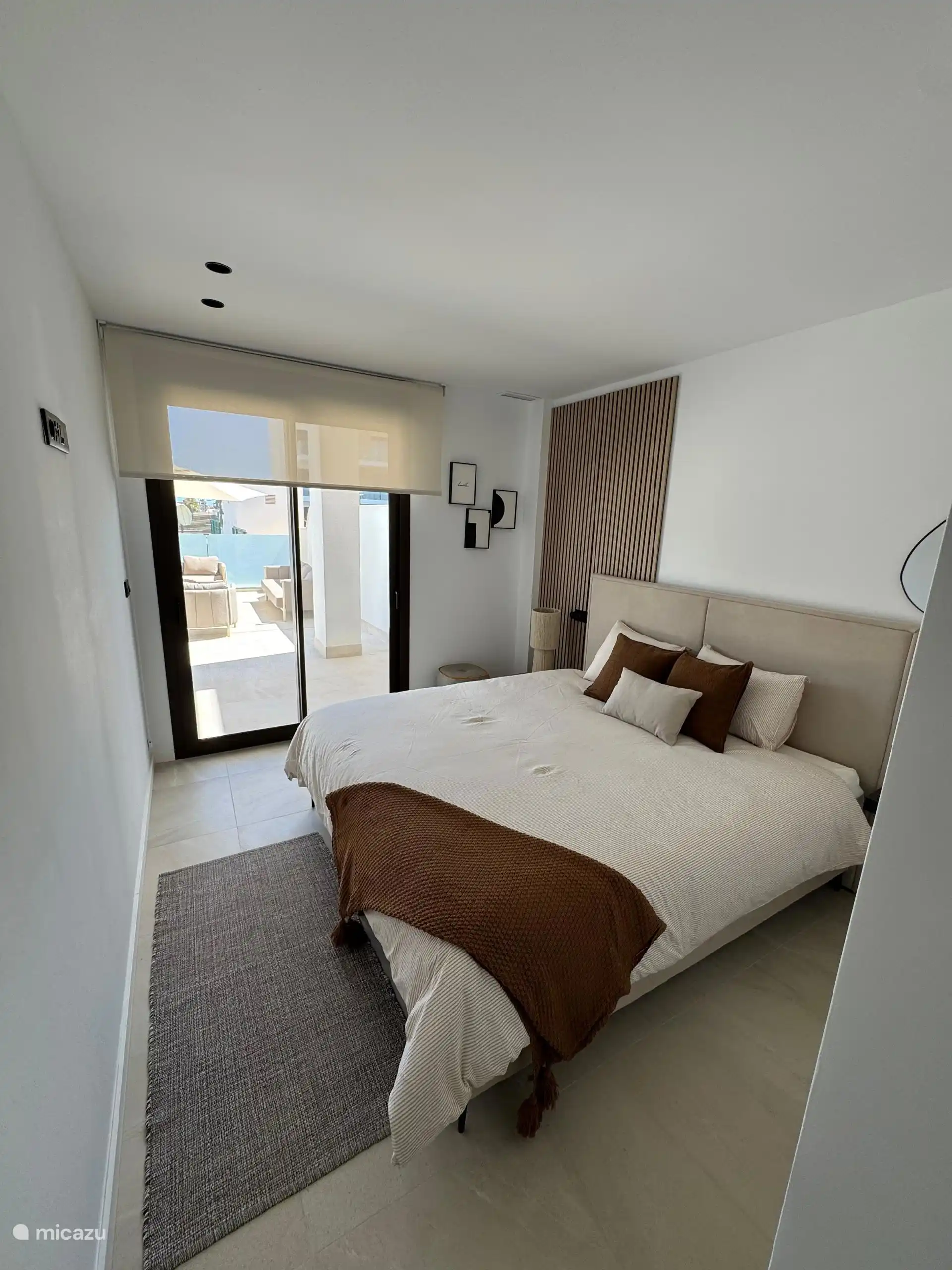 Segundo dormitorio con cama matrimonial.