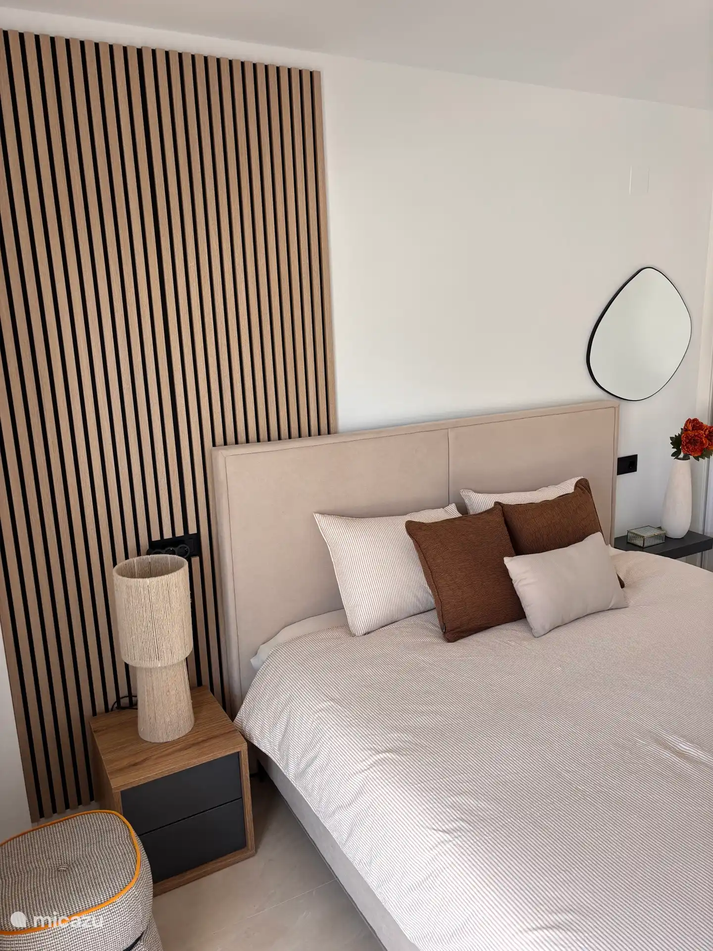 Cama matrimonial con ropa limpia y un colchón cómodo con topper. 