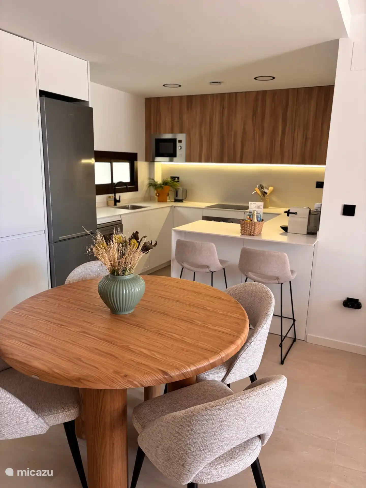 Comedor y cocina acogedora. Los muebles son de Kave Home. 