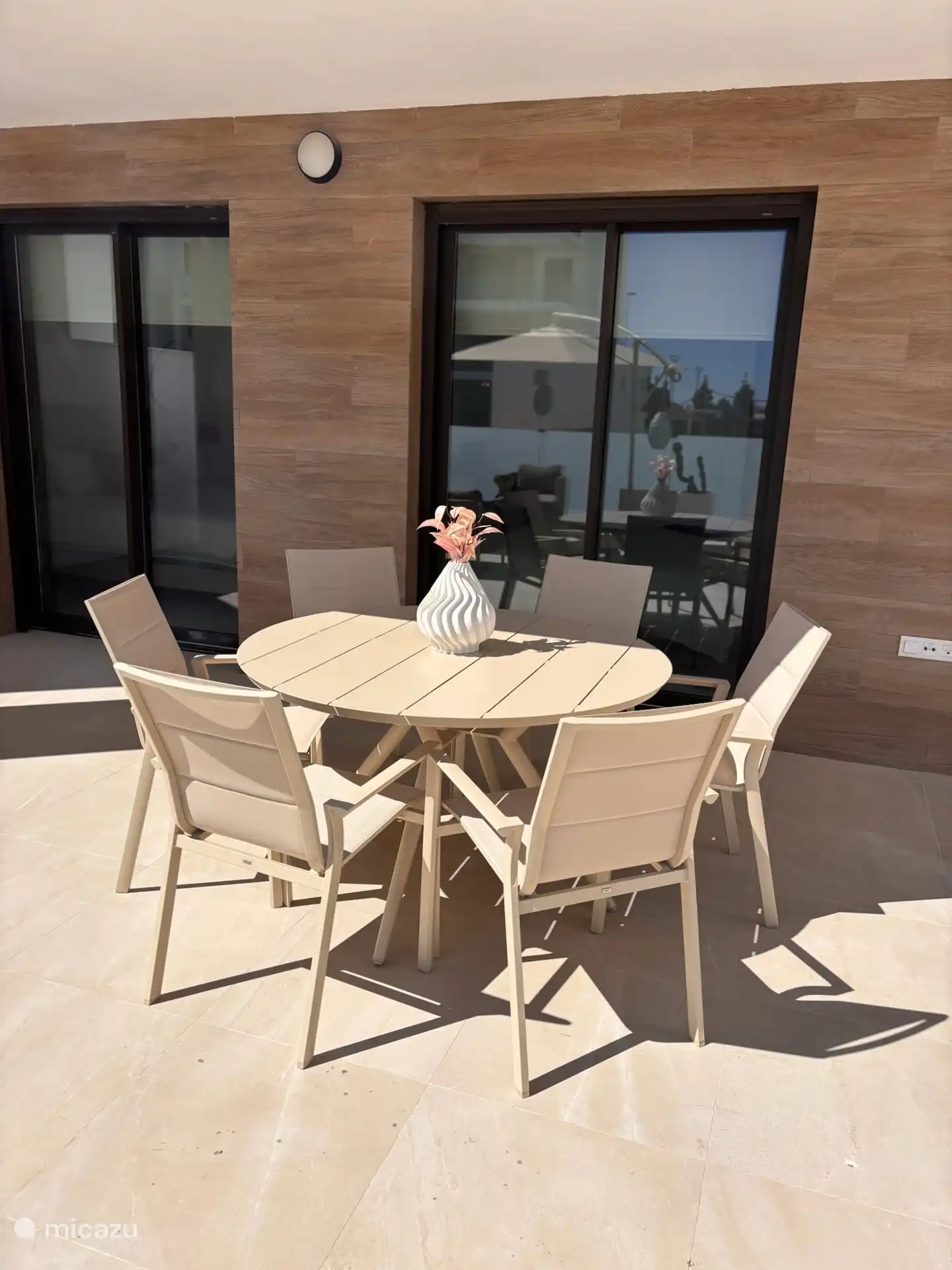 Mesa de comedor puesta para un comedor acogedor. 