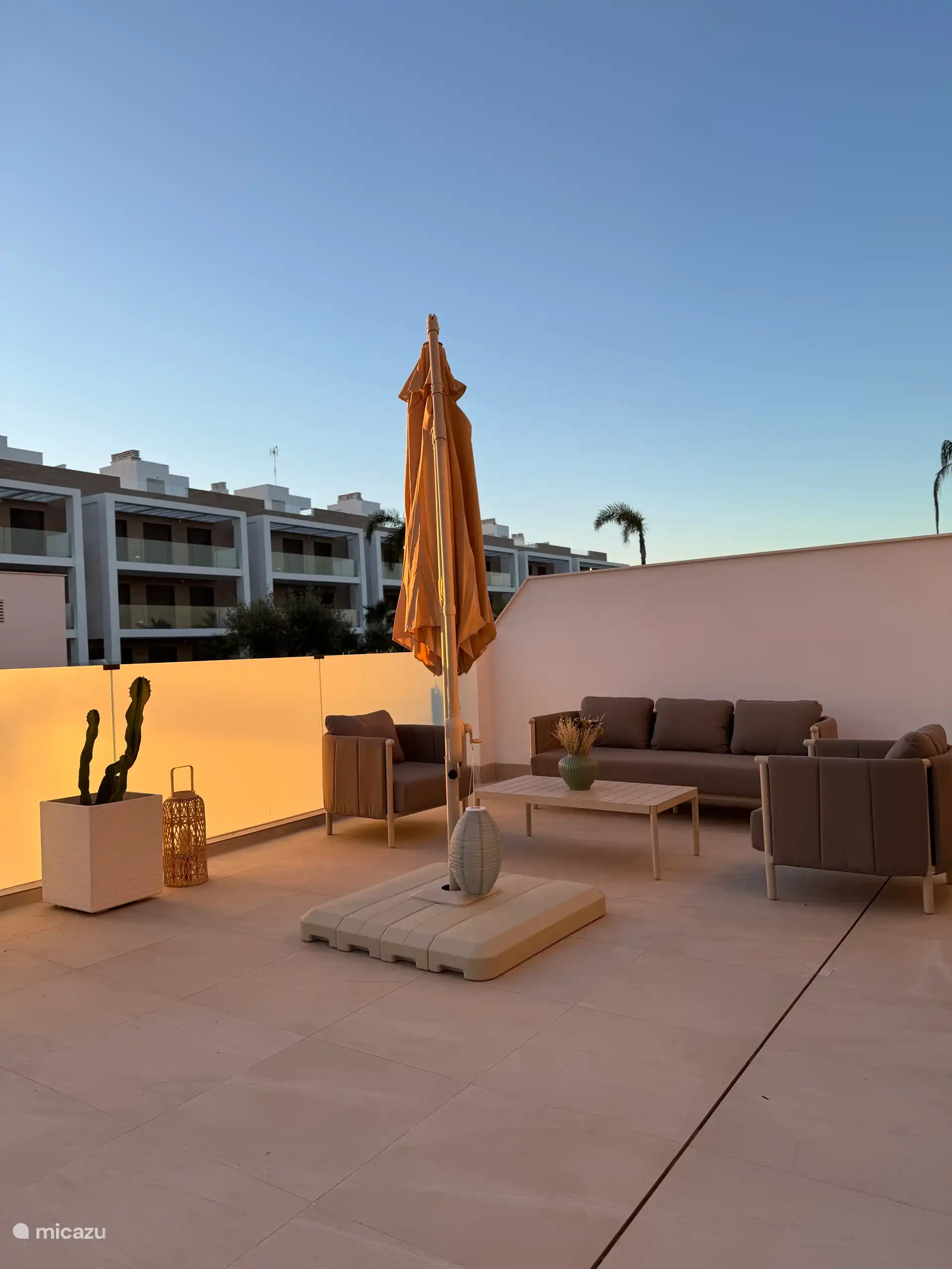 Juego de descanso y parasol. 