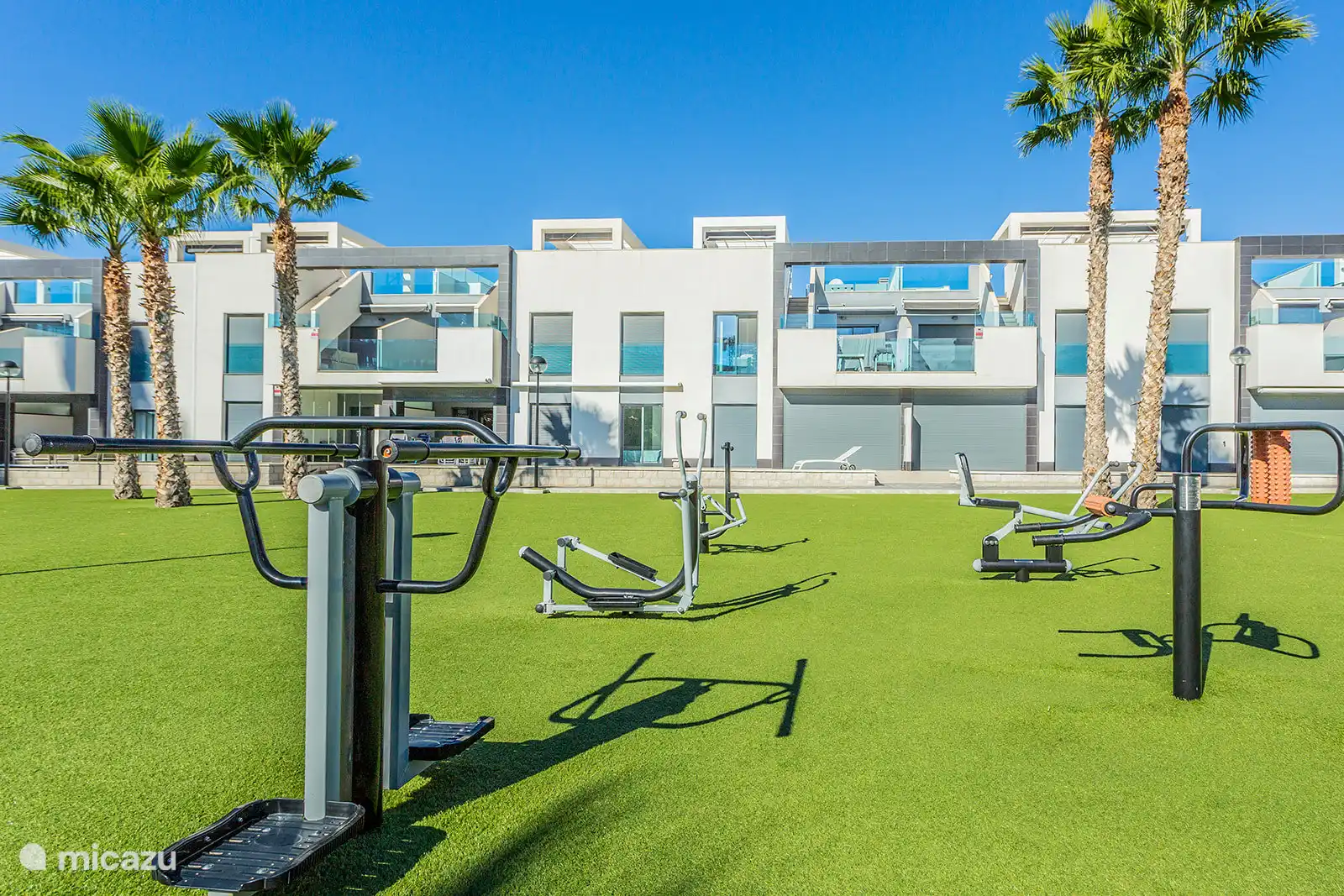 Gymtoestellen in de gemeenschappelijke tuin