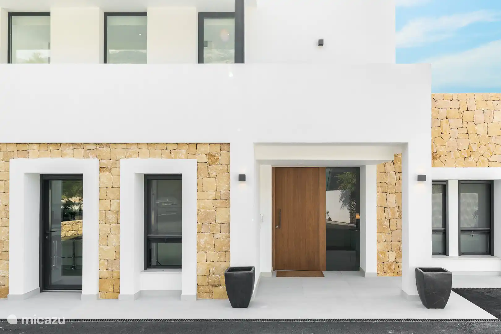 Entrance to villa La Perla.