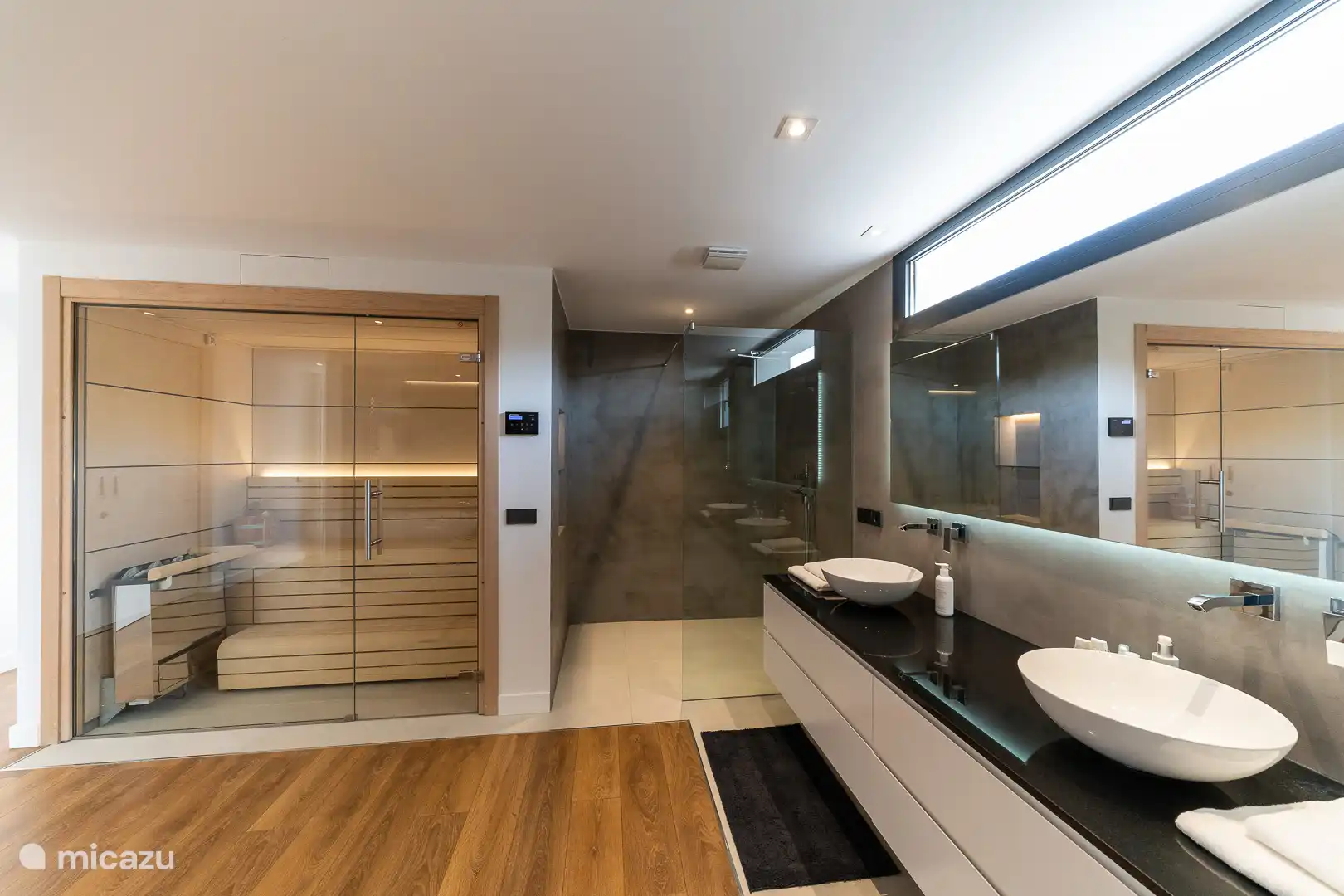 Master bedroom, air conditioning, wardrobes. En-suite bathroom with shower, double sink, sauna, hairdryer, towels, products. Terrace access with sea view.