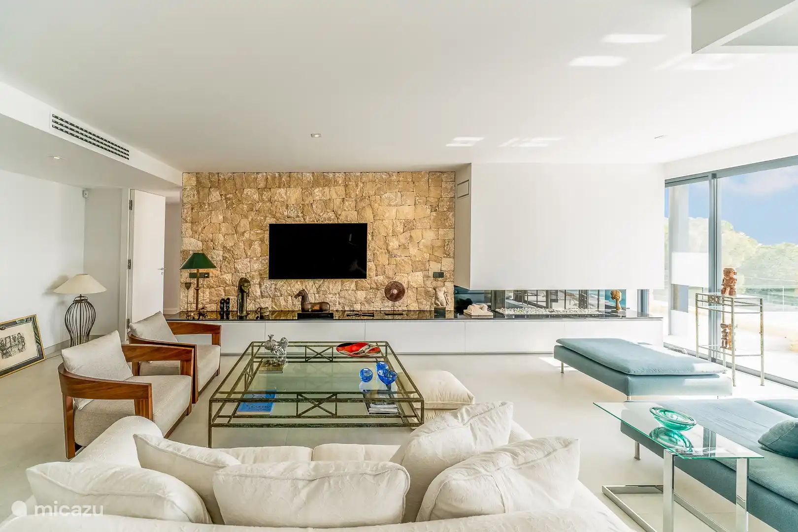 Living room with sofas, TV, air conditioning, access to terrace, sea view.