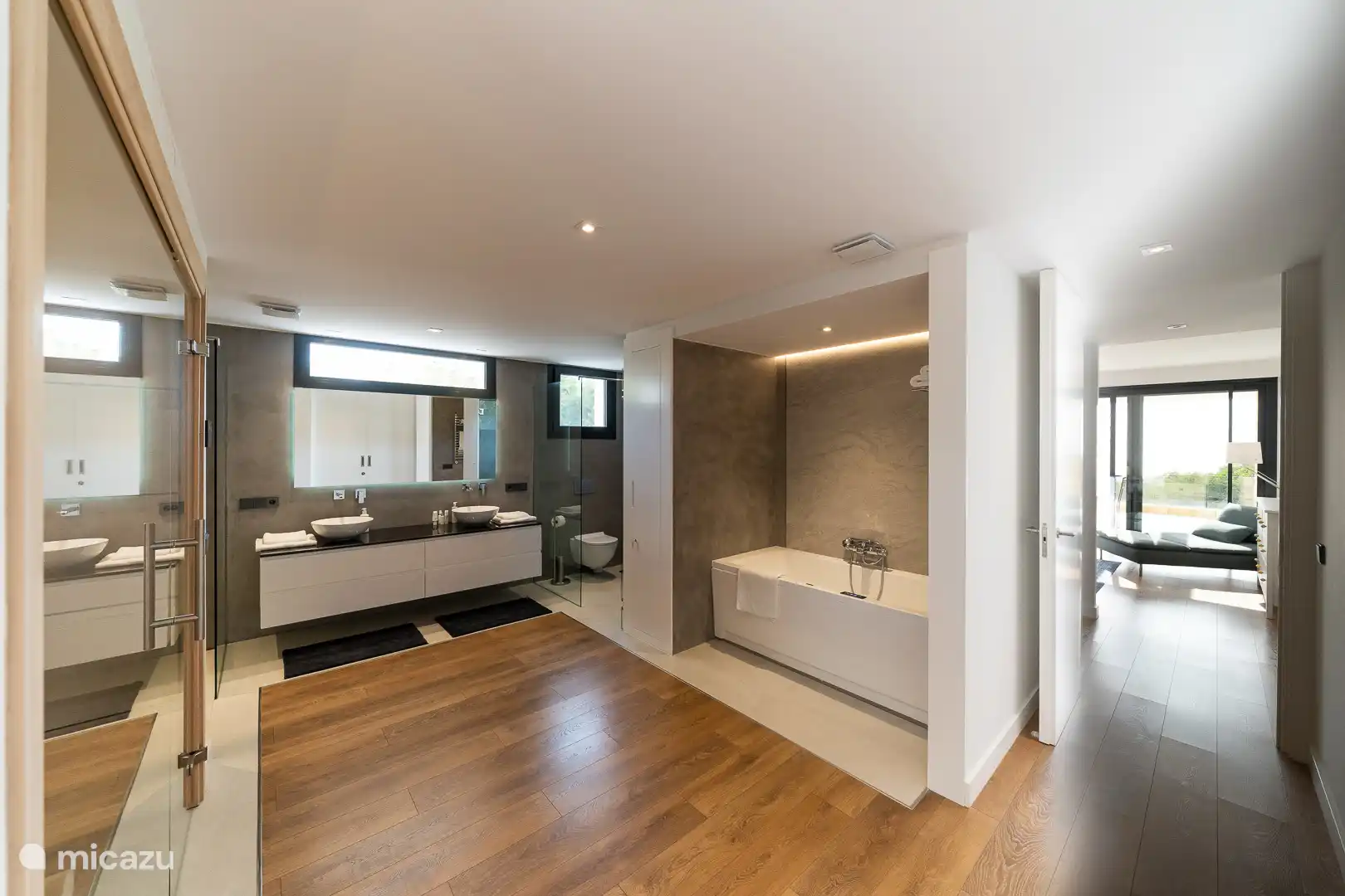 Master bedroom, air conditioning, wardrobes. En-suite bathroom with shower, double sink, sauna, hairdryer, towels, products. Terrace access with sea view.