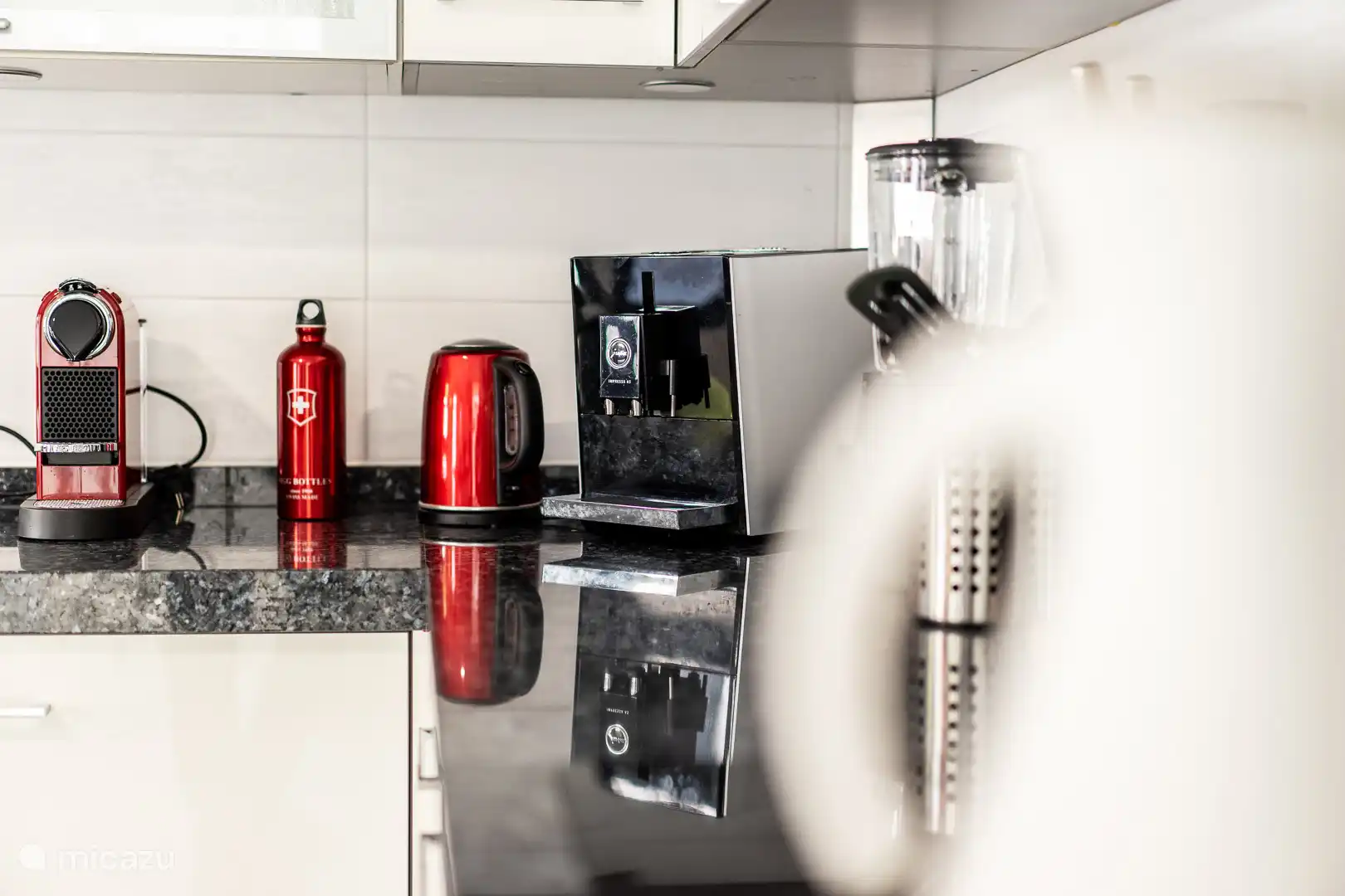 Equipped and air-conditioned kitchen. fridge, freezer, oven, Nespresso coffee machine, dishwasher, toaster. 