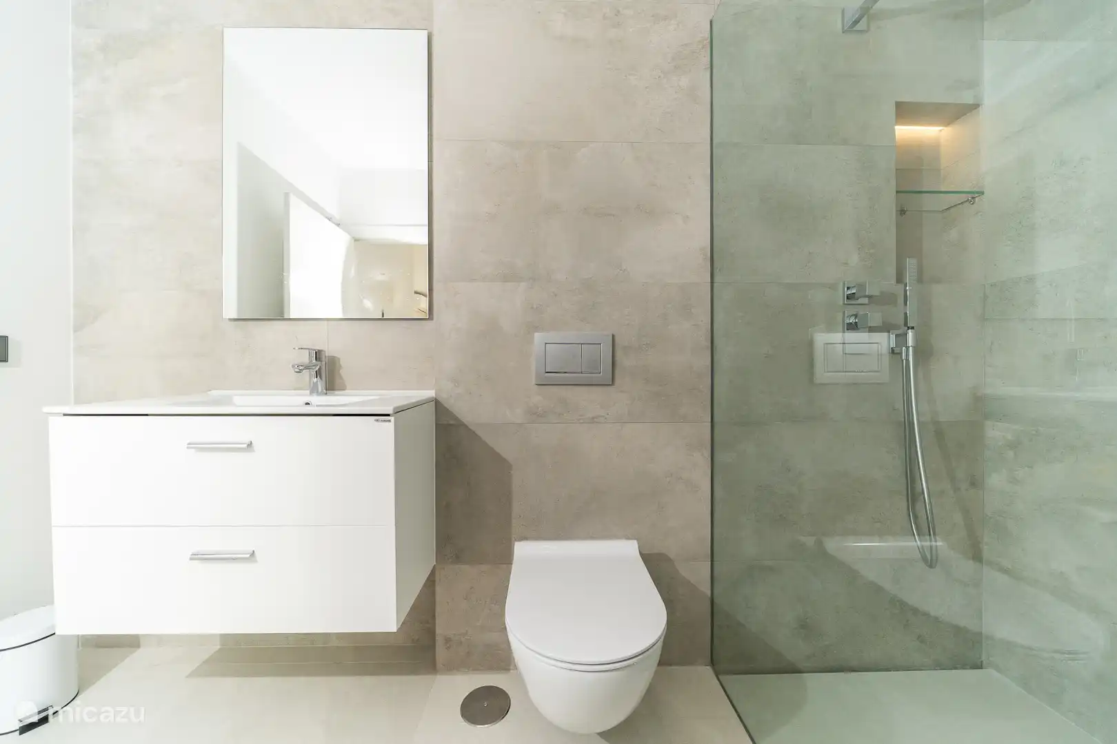 Bedroom on the 1st floor with double bed, en-suite bathroom with shower, WC, access to the outdoor terrace.