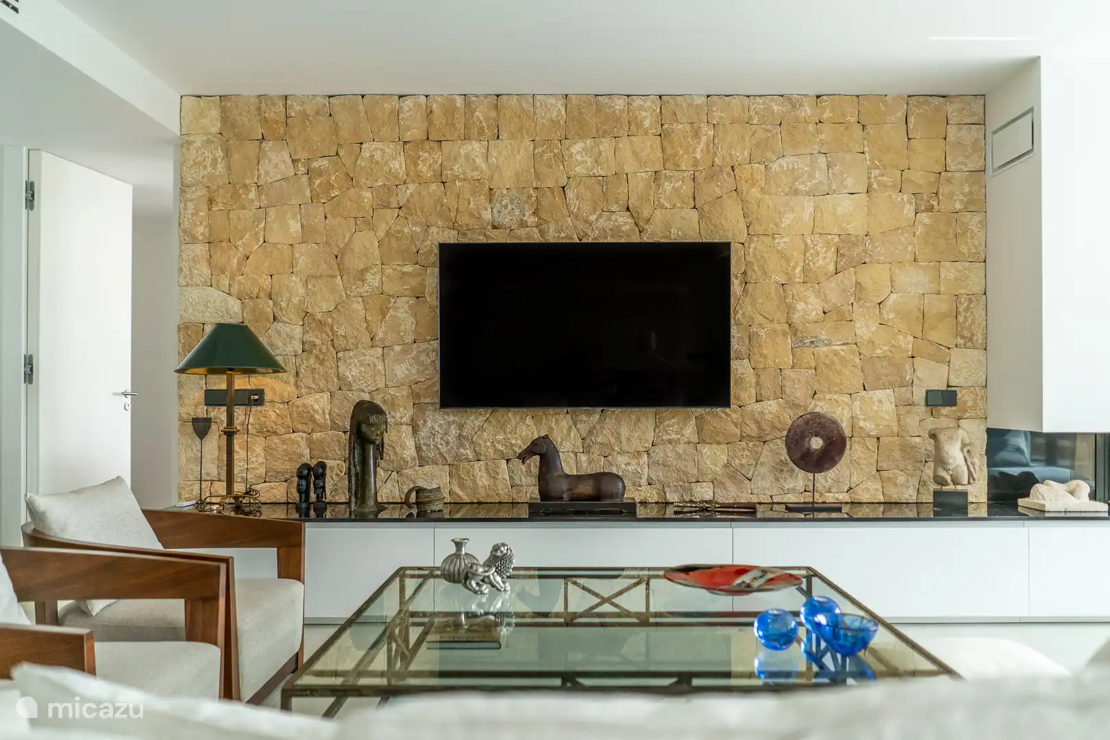 Living room with sofas, TV, air conditioning, access to terrace, sea view.