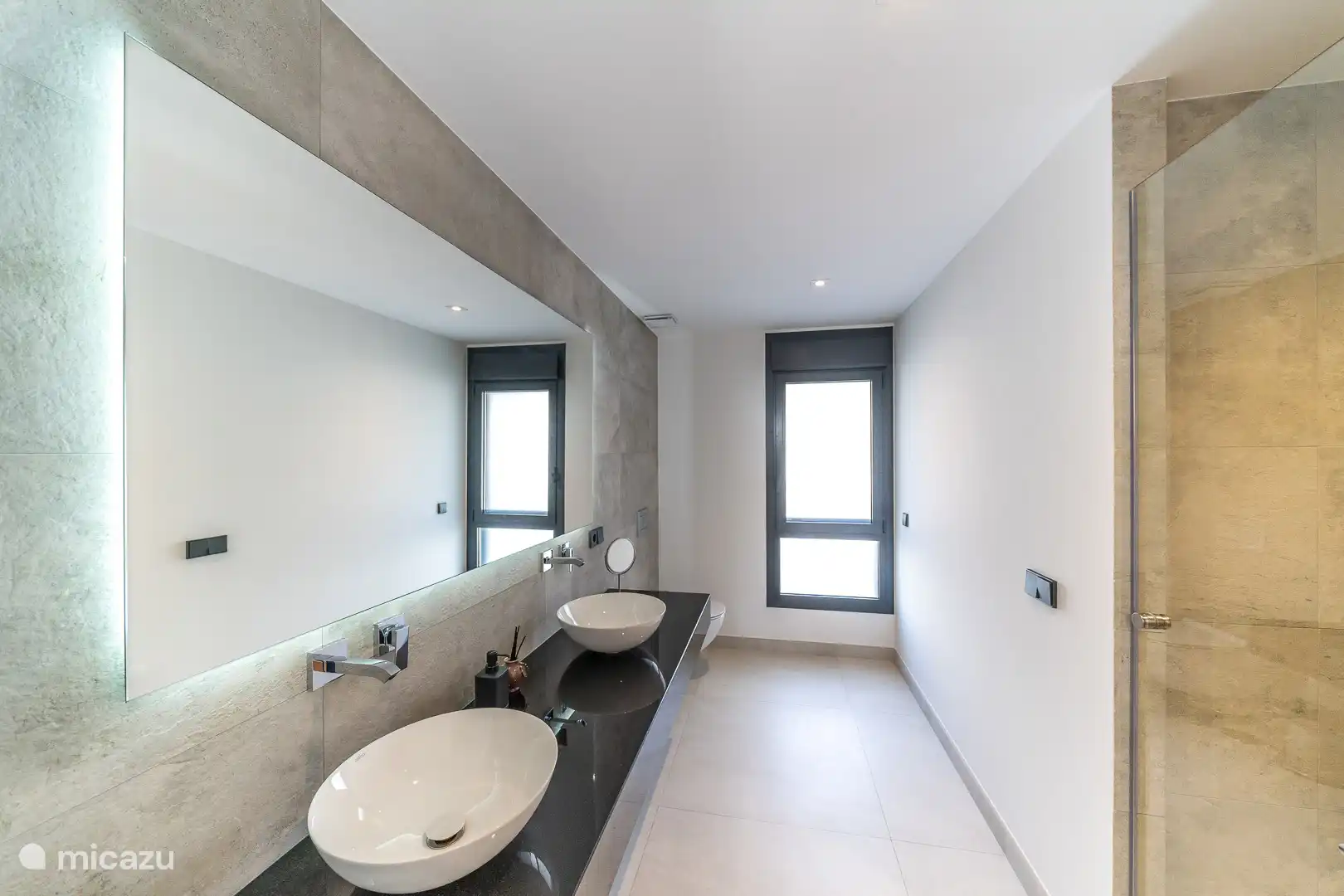 Ground floor bedroom with double bed, en-suite bathroom with shower, TV, WC, access to the outdoor terrace.