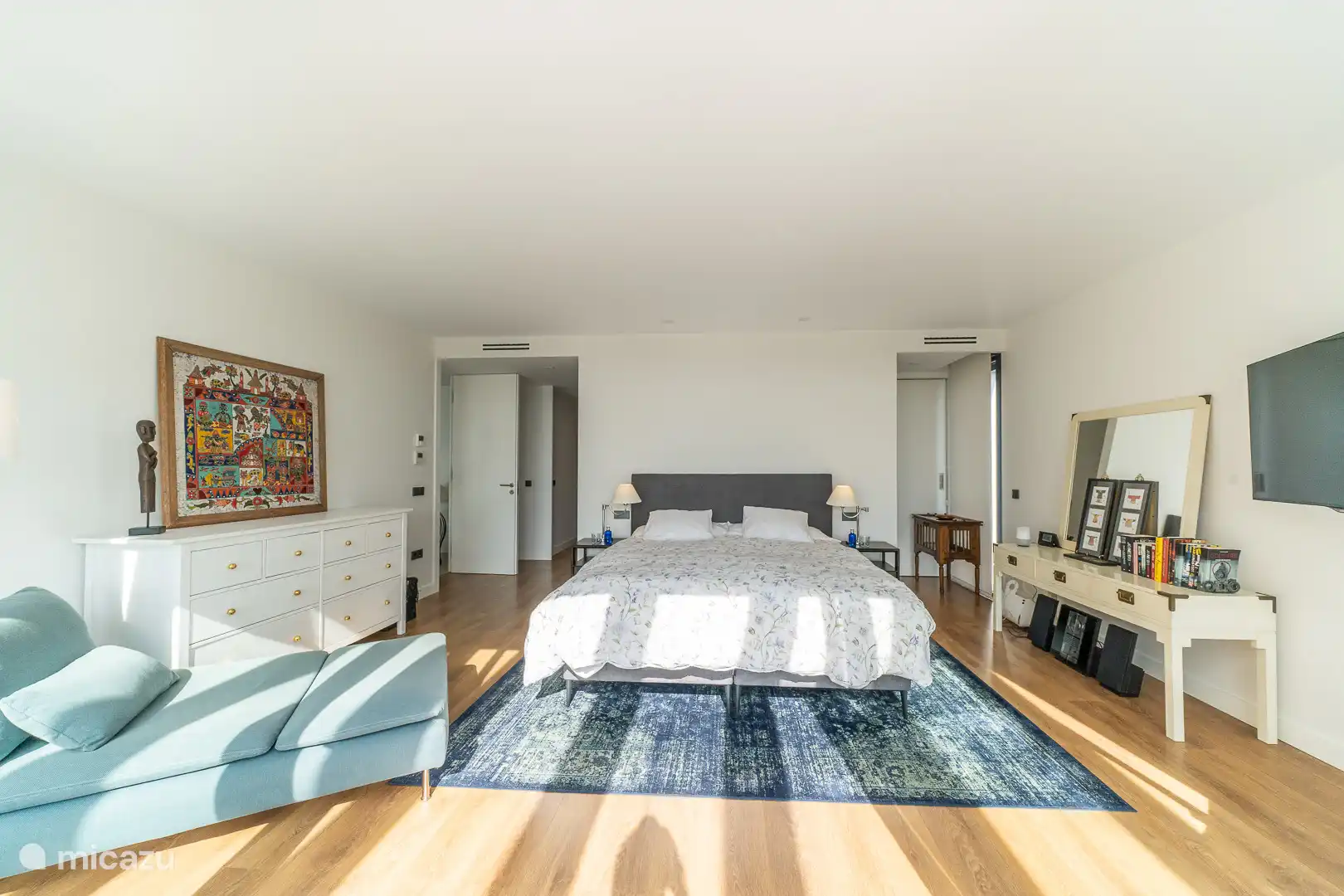 Master bedroom, air conditioning, wardrobes. En-suite bathroom with shower, double sink, sauna, hairdryer, towels, products. Terrace access with sea view.