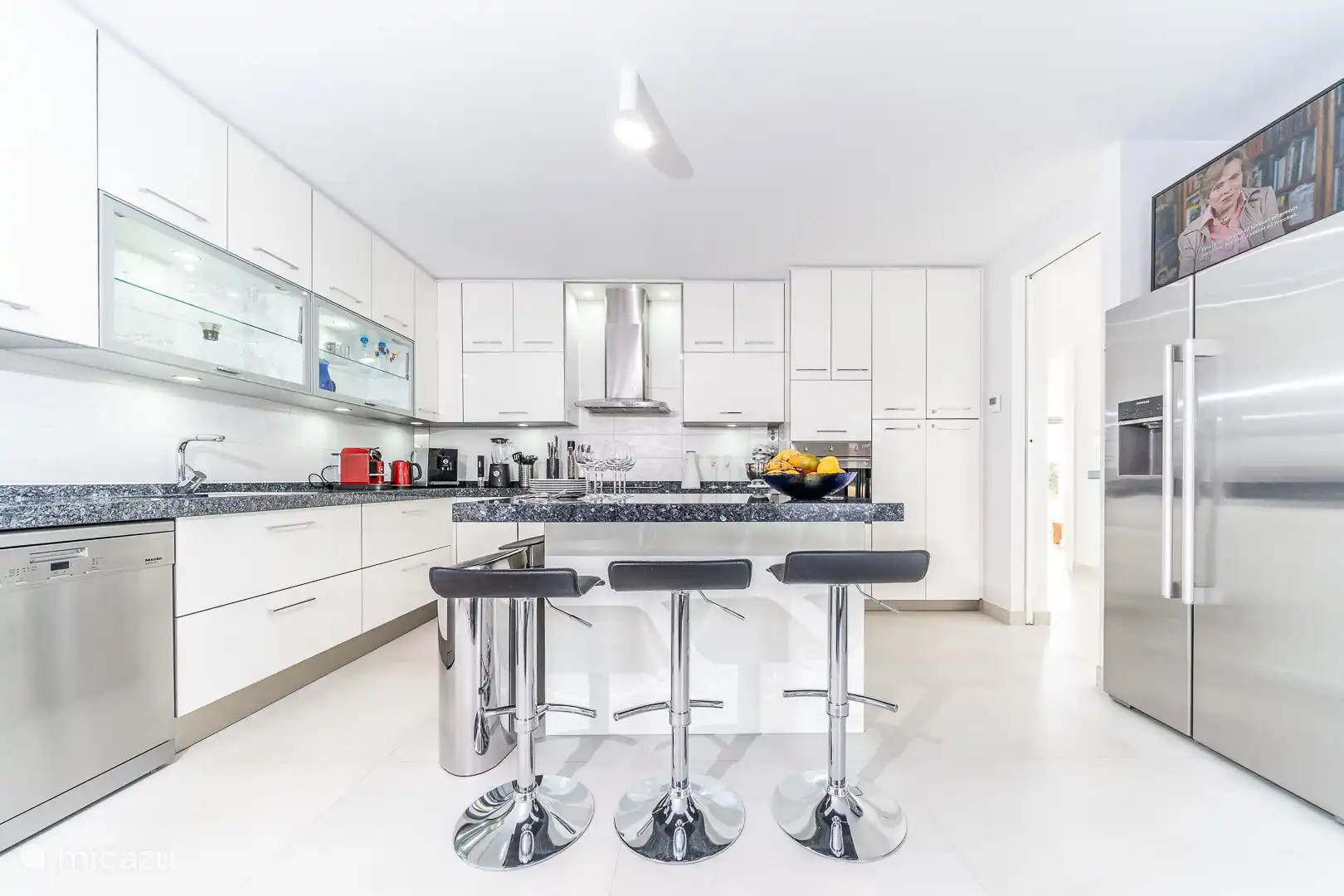 Equipped and air-conditioned kitchen. fridge, freezer, oven, Nespresso coffee machine, dishwasher, toaster. 