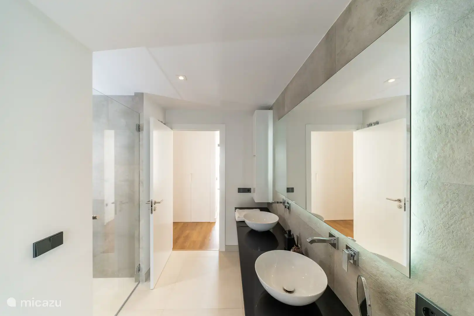 Ground floor bedroom with double bed, en-suite bathroom with shower, TV, WC, access to the outdoor terrace.