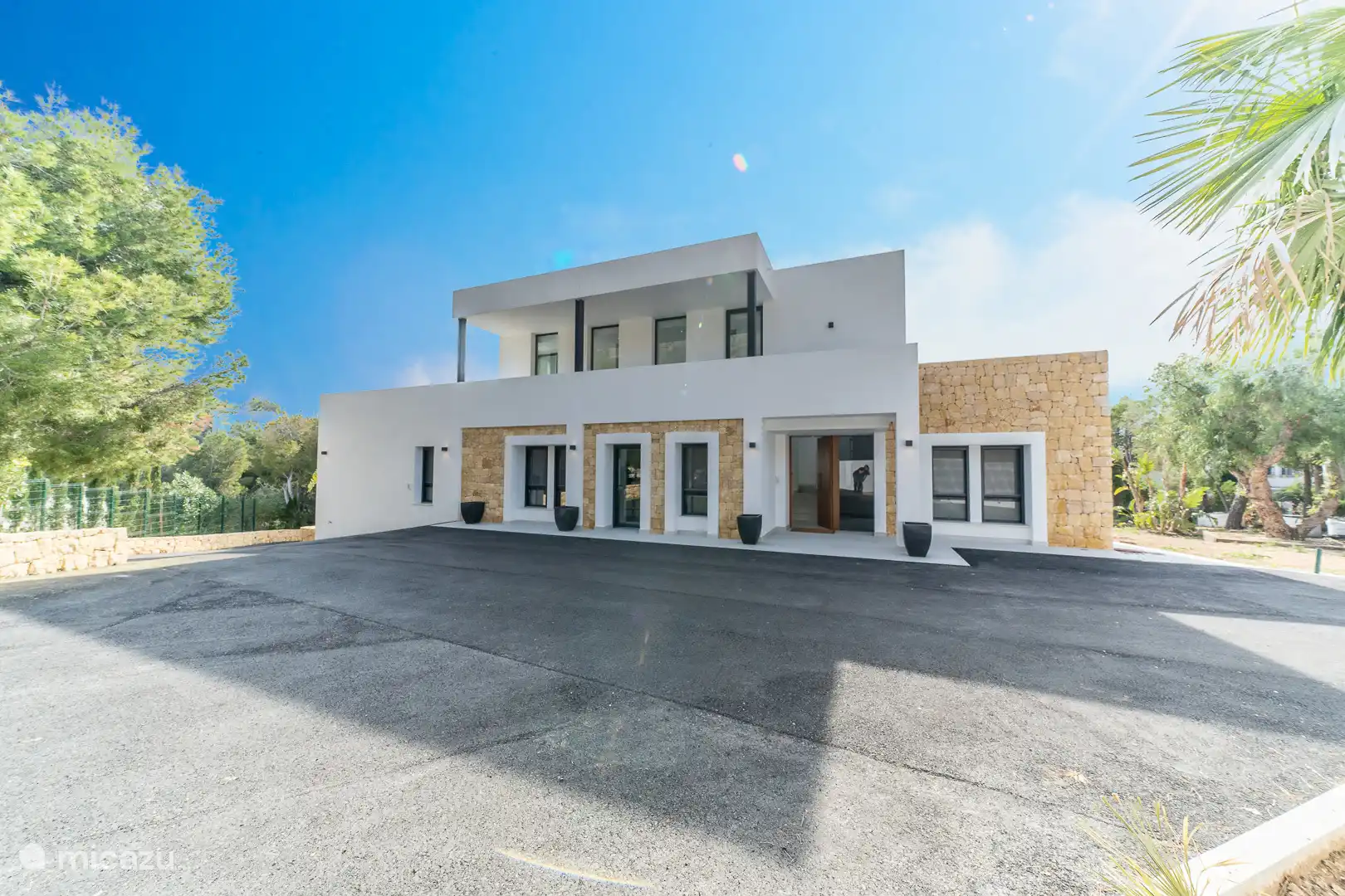 Entrance to villa La Perla.