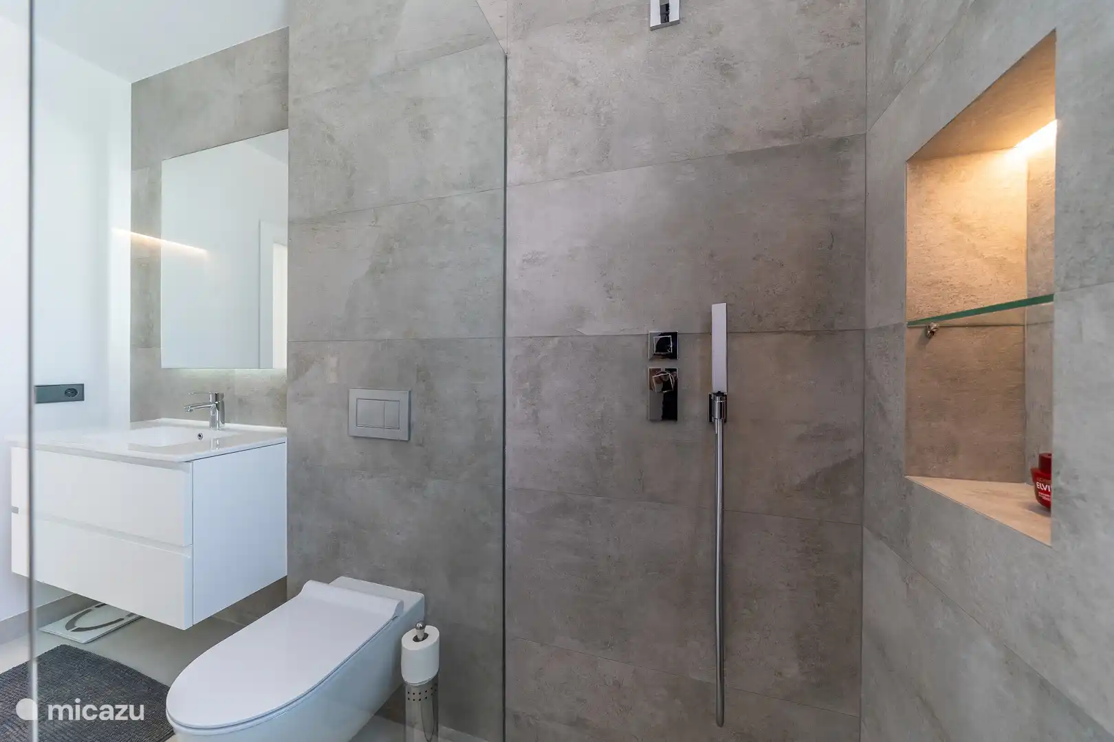 Bedroom on the 1st floor with double bed, en-suite bathroom with shower, WC, access to the outdoor terrace.