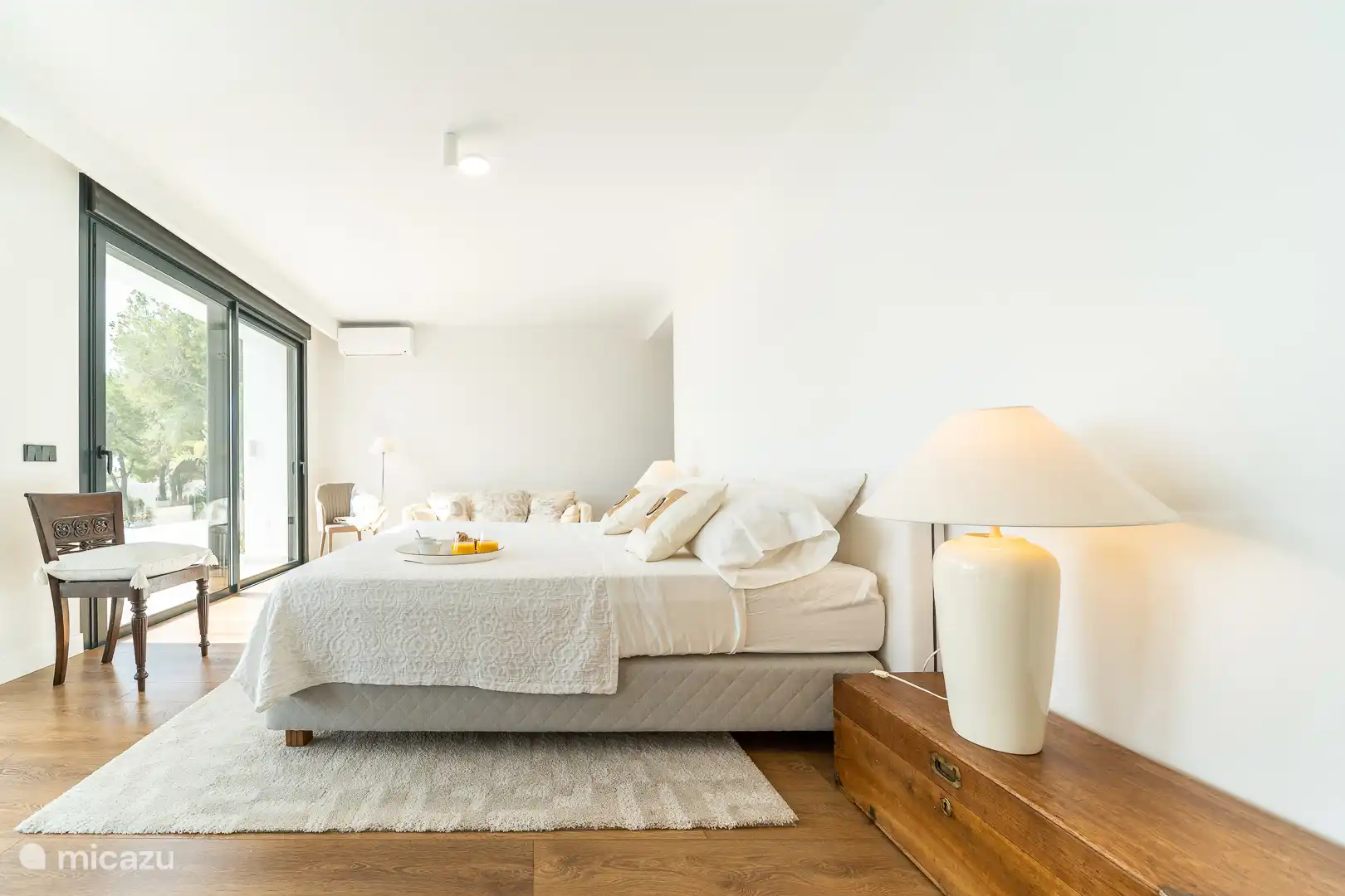 Ground floor bedroom with double bed, en-suite bathroom with shower, TV, WC, access to the outdoor terrace.