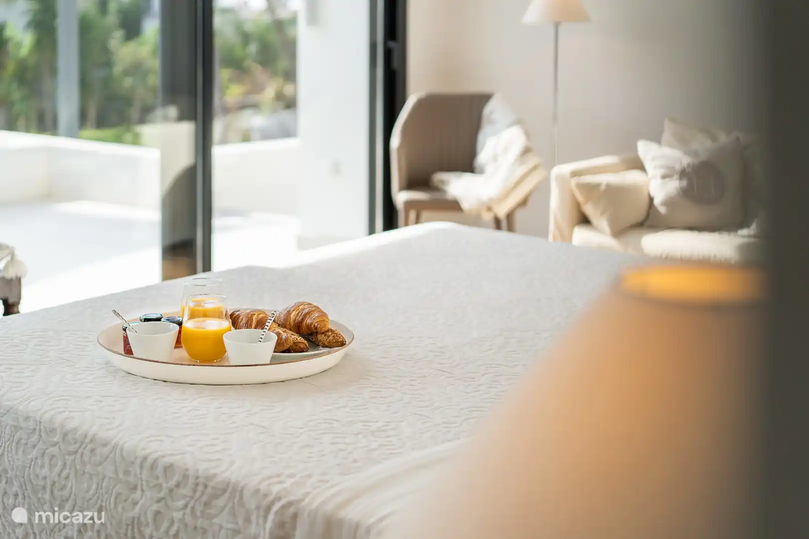 Ground floor bedroom with double bed, en-suite bathroom with shower, TV, WC, access to the outdoor terrace.