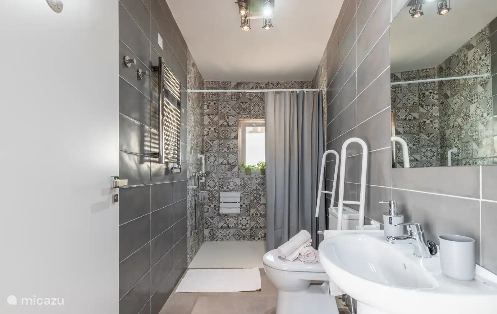 Baño en la planta baja 2 accesible para usuarios de silla de ruedas