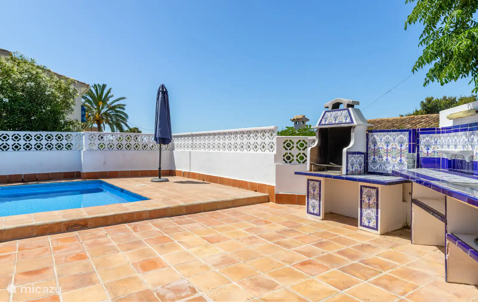 Piscina y zona de barbacoa