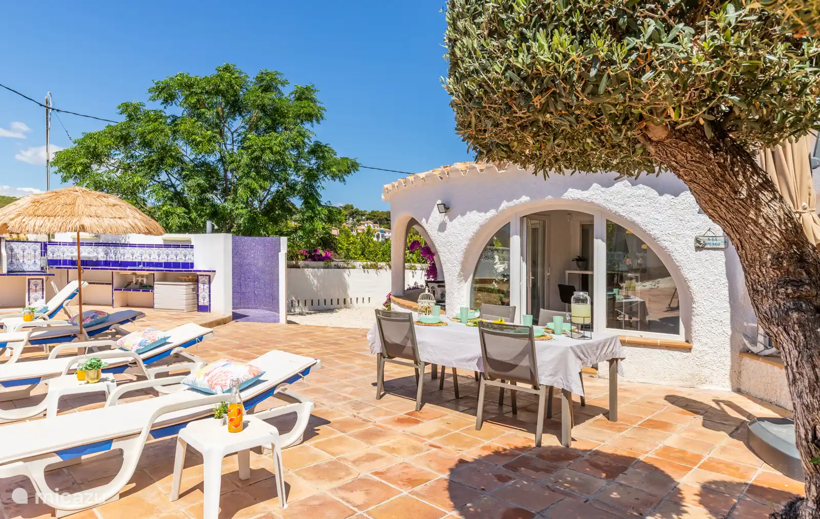 Zona de piscina y mesa de comedor exterior