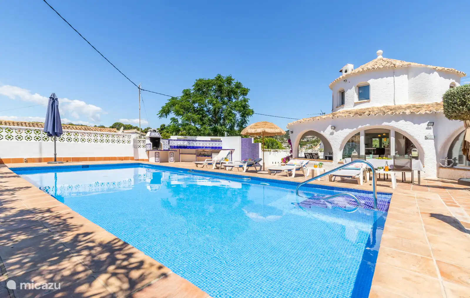Vista de la piscina y la casa