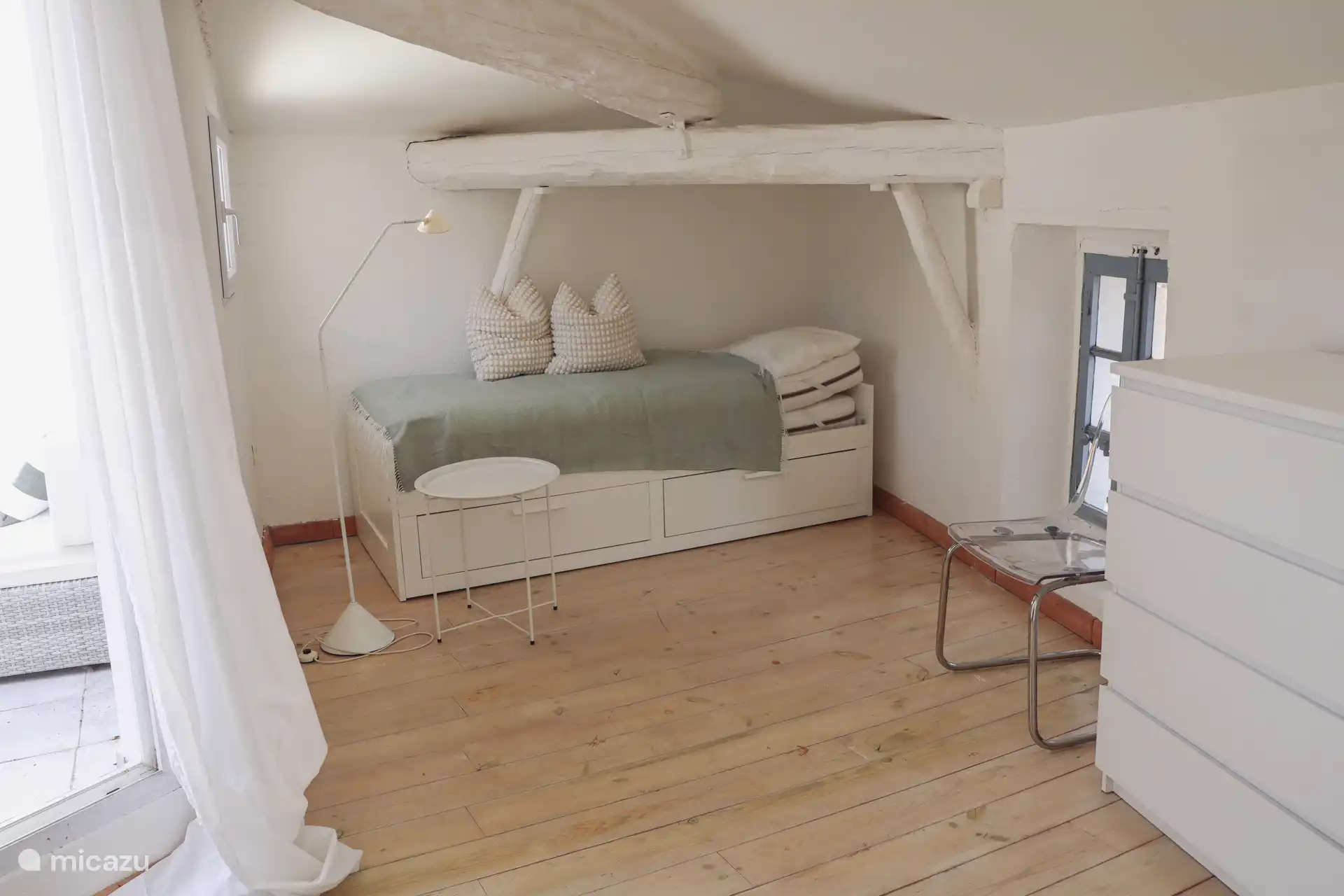 Slaapkamer op de bovenste verdieping met airco en toegang tot het dakterras bovenop