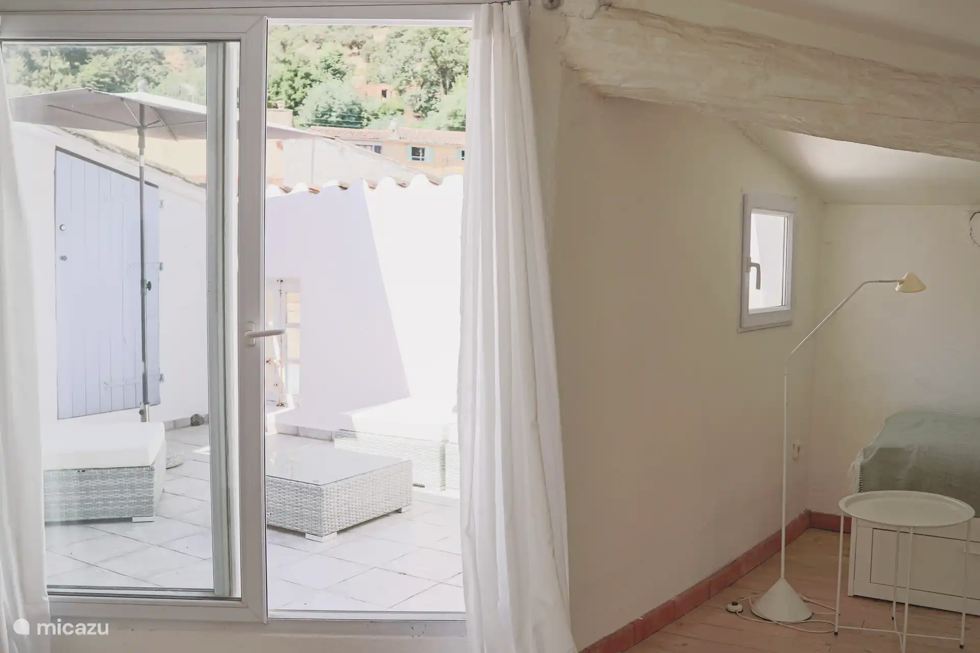 4e slaapkamer met directe toegang tot het dakterras - airconditioning in deze kamer