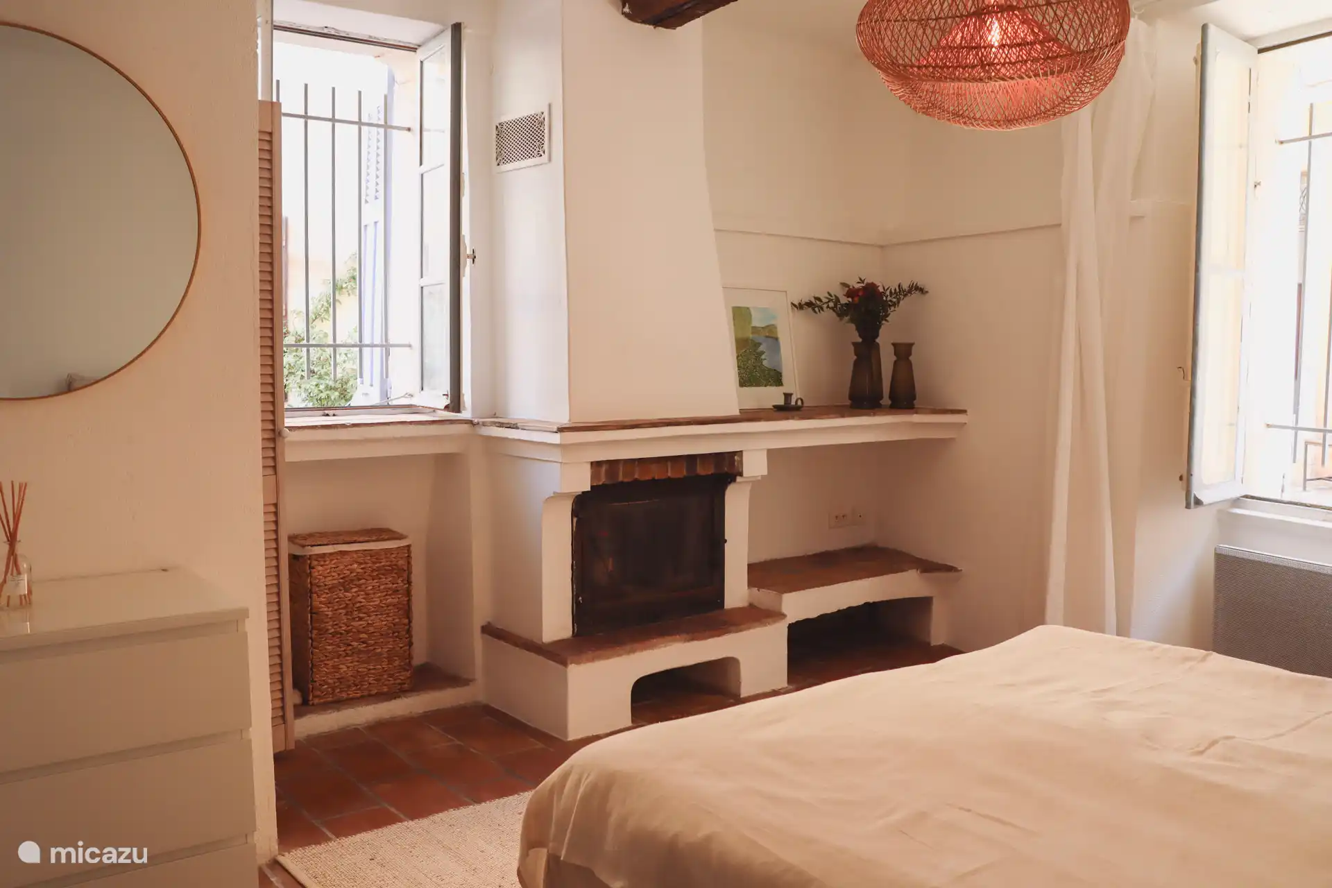 Slaapkamer met een kleine douche en eigen badkamer